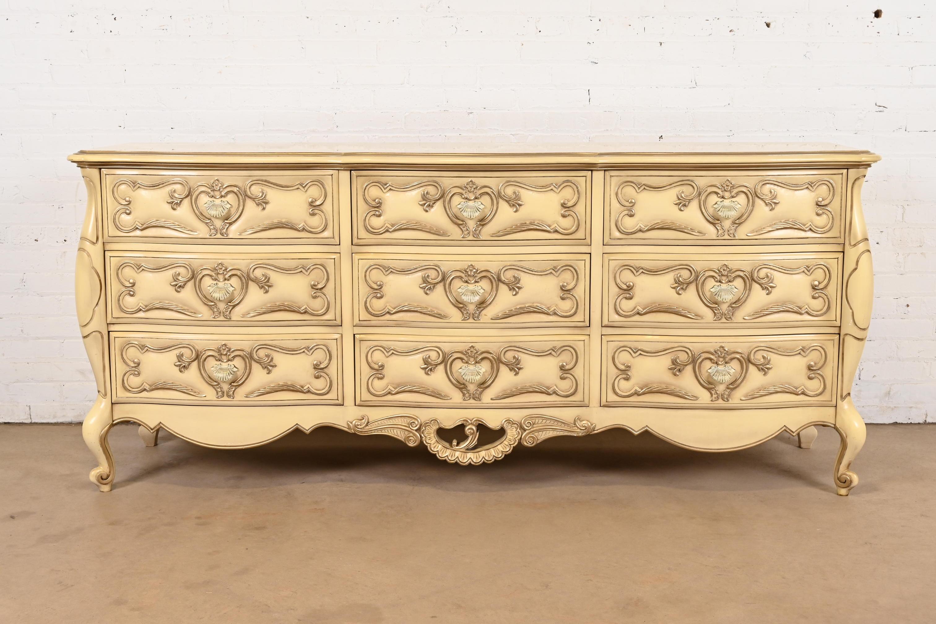 Uno splendido comò a nove cassetti in stile French Provincial o Rococo Luigi XV

Da Romweber

USA, circa anni '1960

Intagliato in noce laccato crema, con finiture dorate e ferramenta originale in ottone.

Misure: 79,5