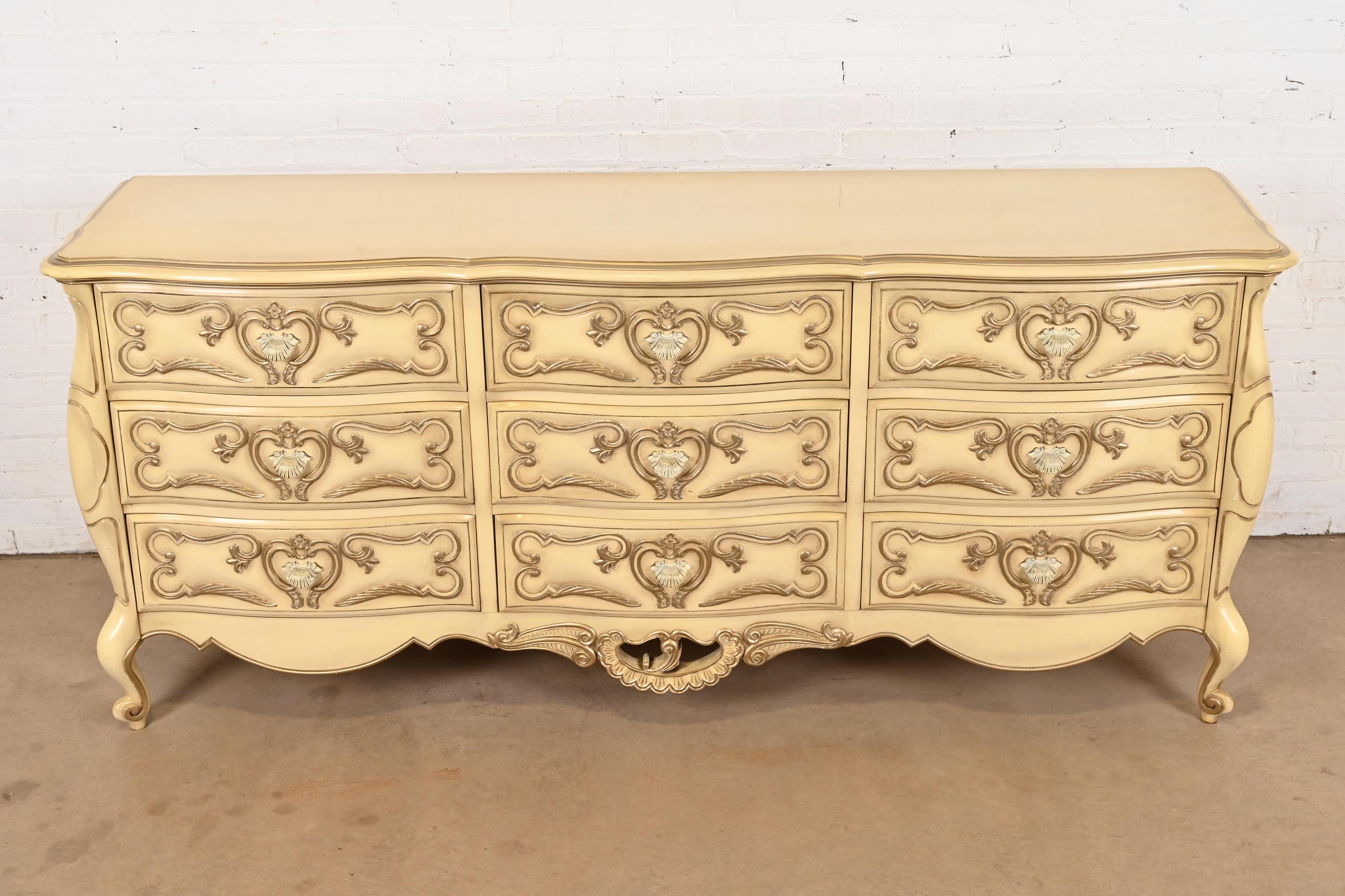 Rococò Comò a nove cassetti laccato crema Romweber French Rococo Louis XV, CIRCA 1960 in vendita
