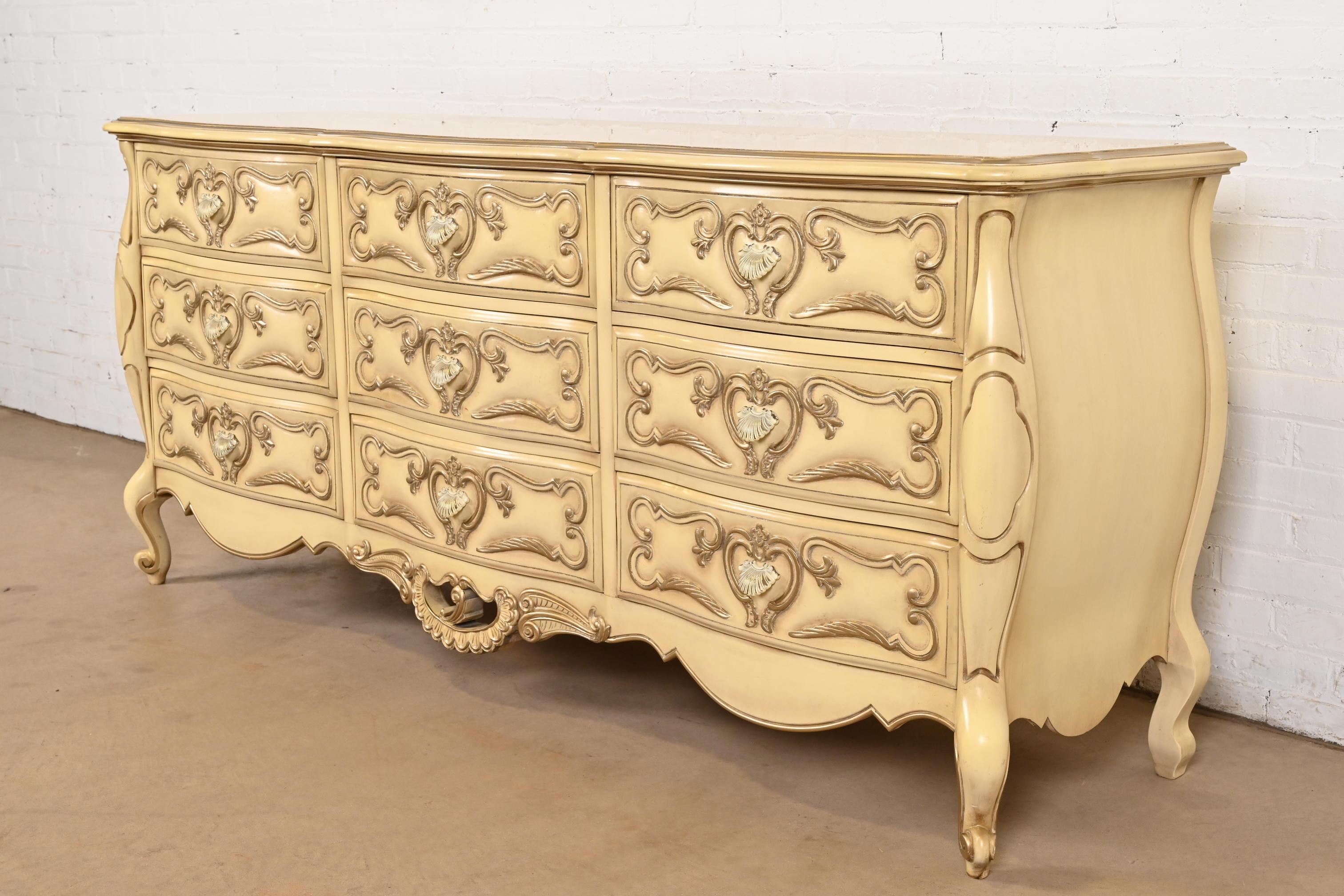 Americano Comò a nove cassetti laccato crema Romweber French Rococo Louis XV, CIRCA 1960 in vendita