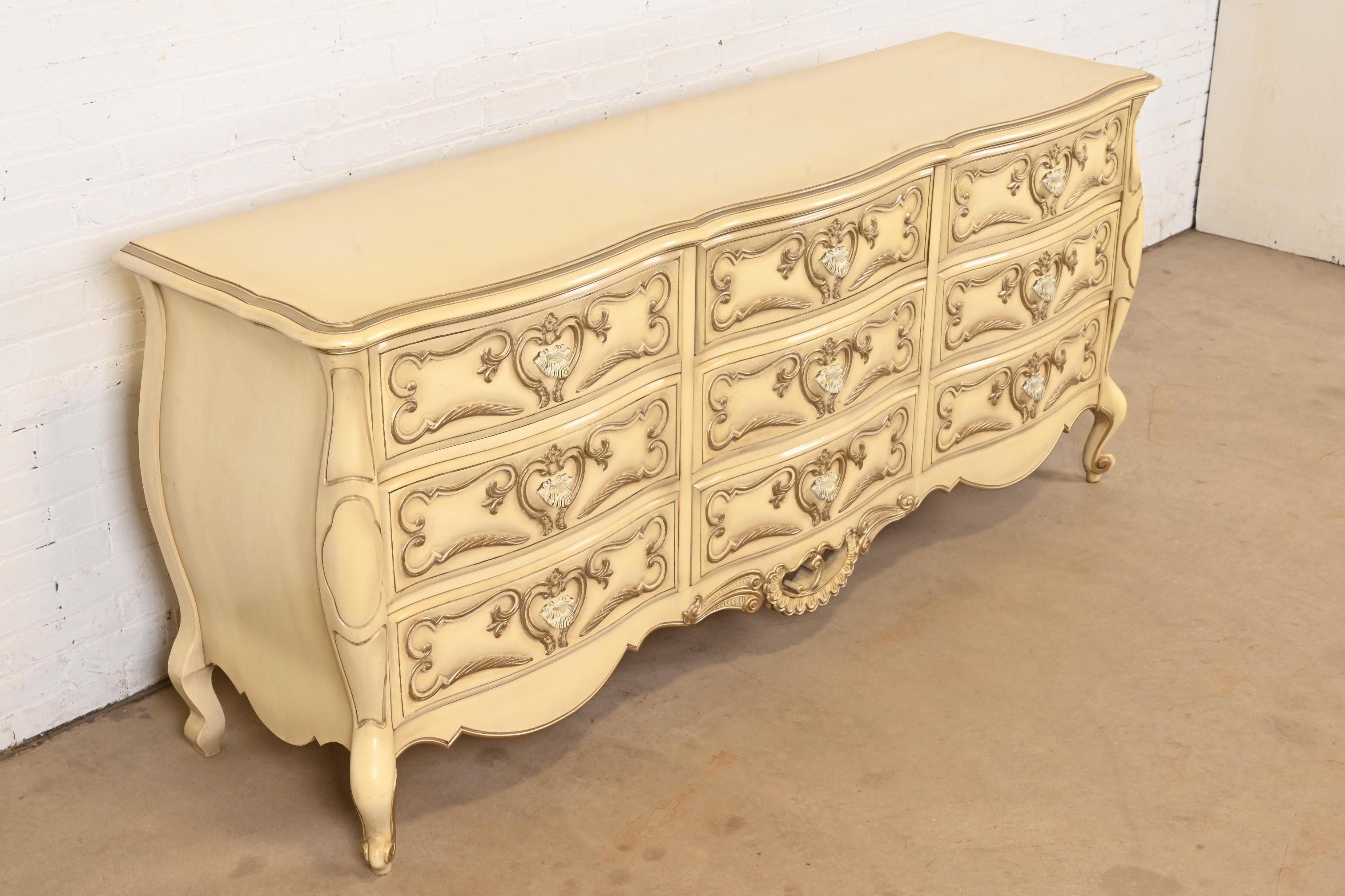 Comò a nove cassetti laccato crema Romweber French Rococo Louis XV, CIRCA 1960 In condizioni buone in vendita a South Bend, IN