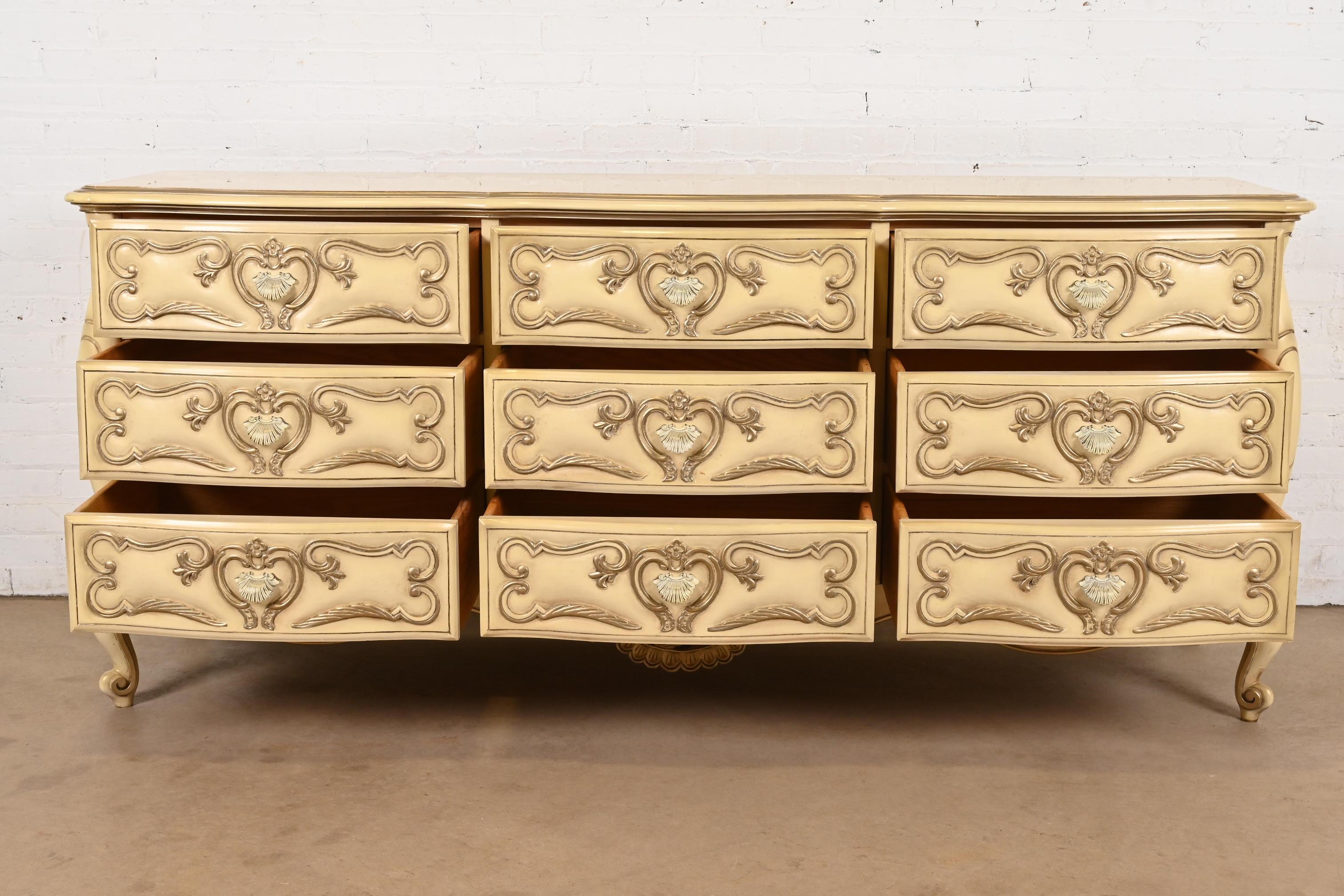 Metà XX secolo Comò a nove cassetti laccato crema Romweber French Rococo Louis XV, CIRCA 1960 in vendita