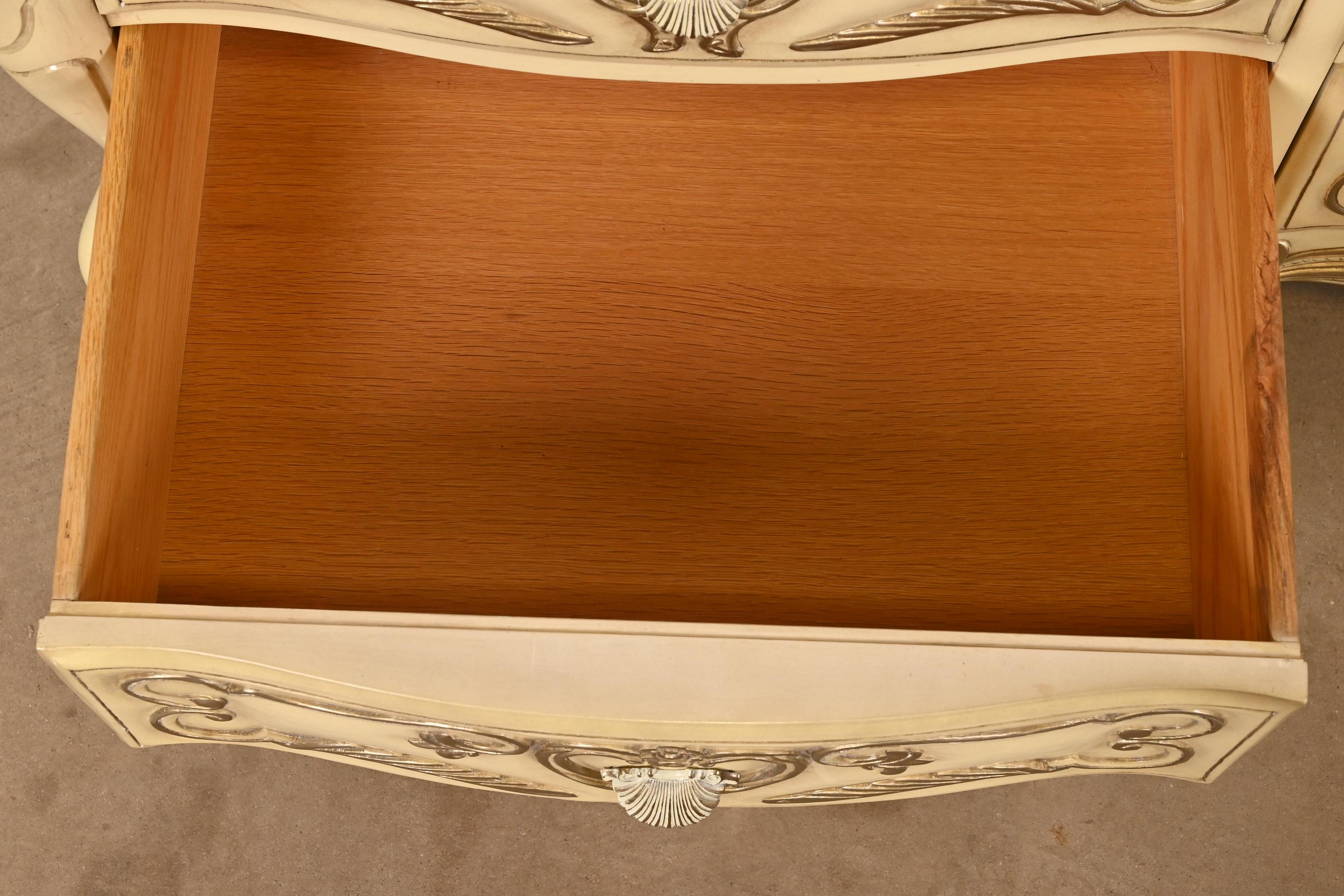 Ottone Comò a nove cassetti laccato crema Romweber French Rococo Louis XV, CIRCA 1960 in vendita