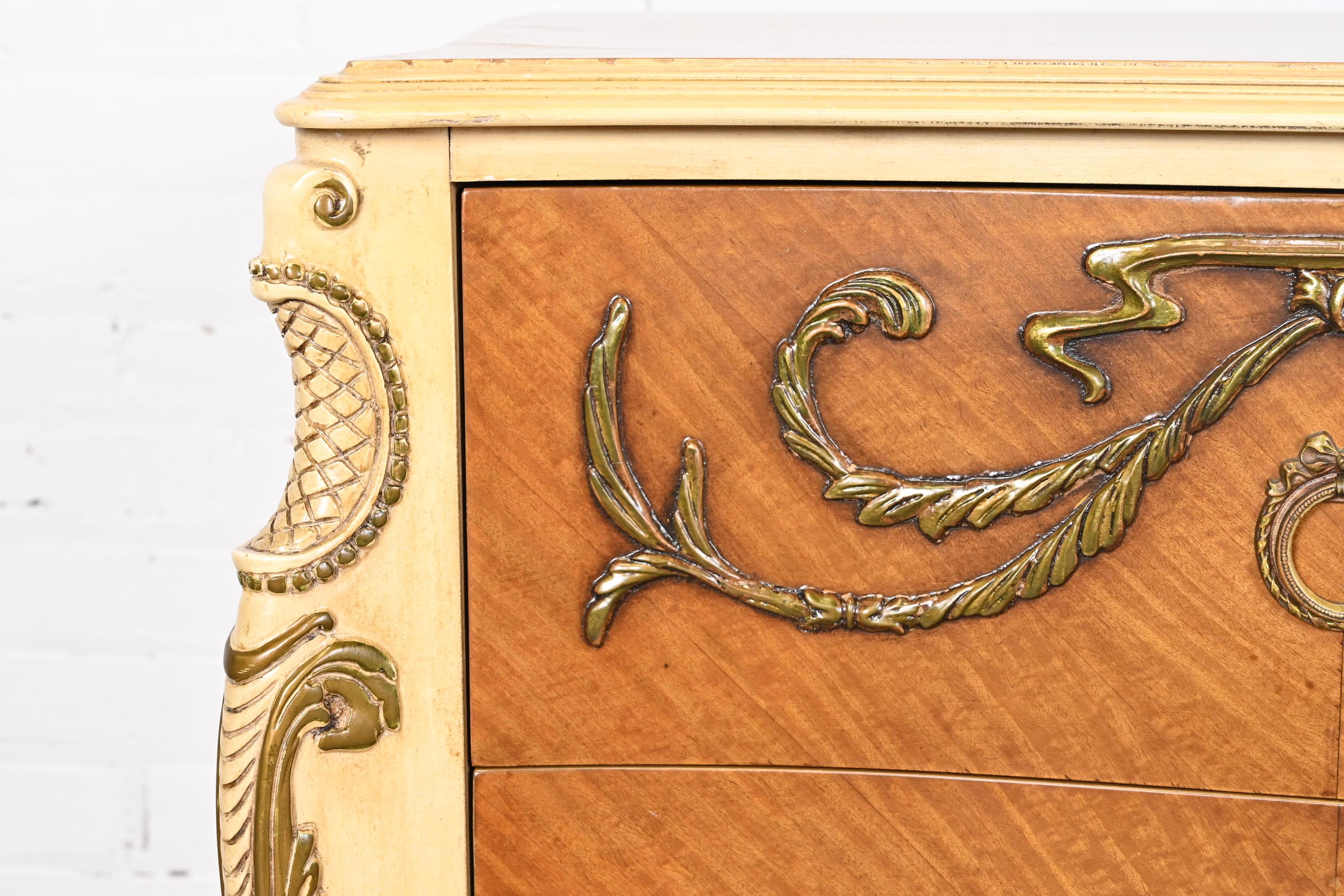 Triple commode rococo française Romweber Louis XV en bois de satin et peinte à la feuille en vente 6