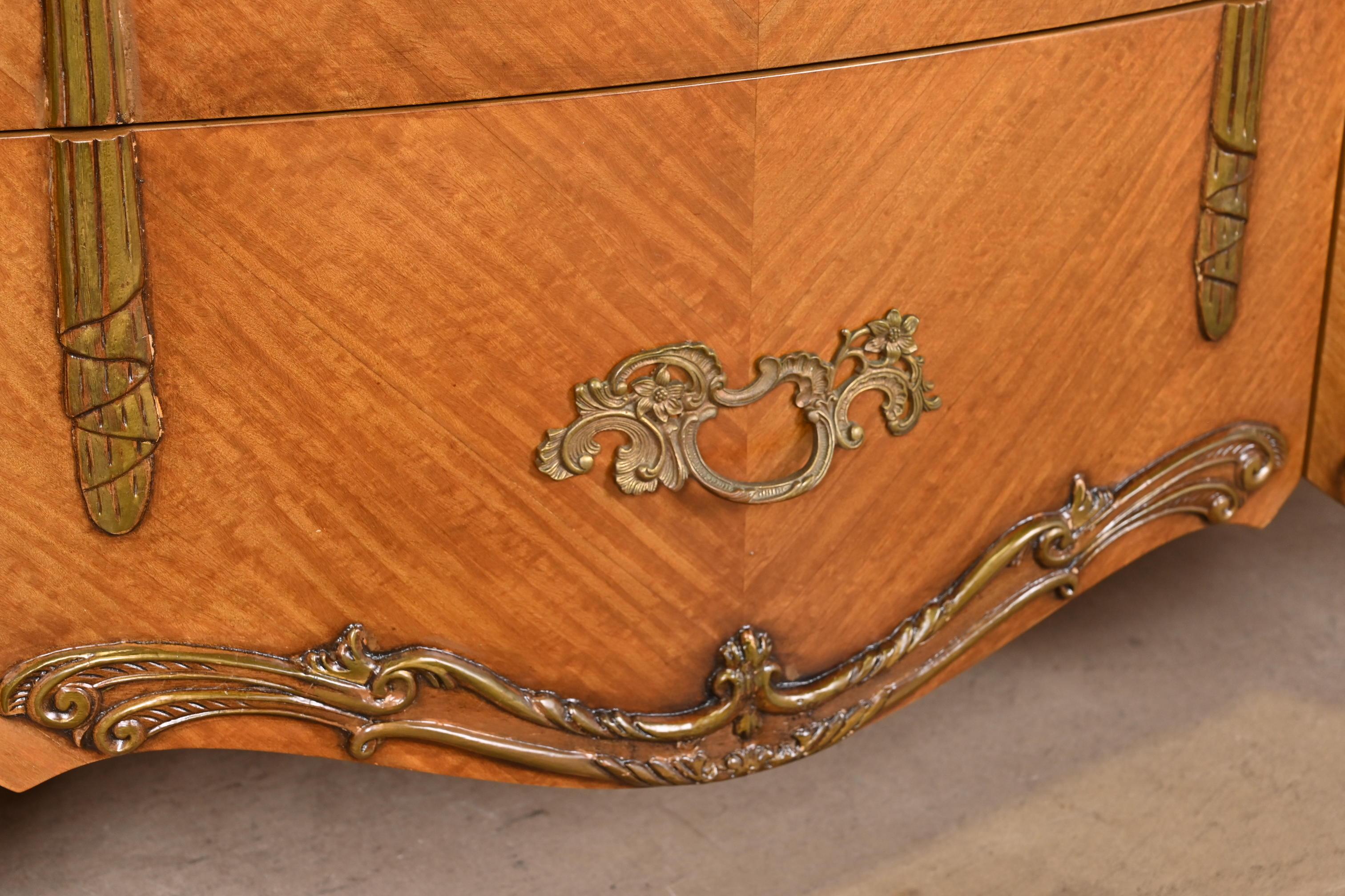 Triple commode rococo française Romweber Louis XV en bois de satin et peinte à la feuille en vente 8