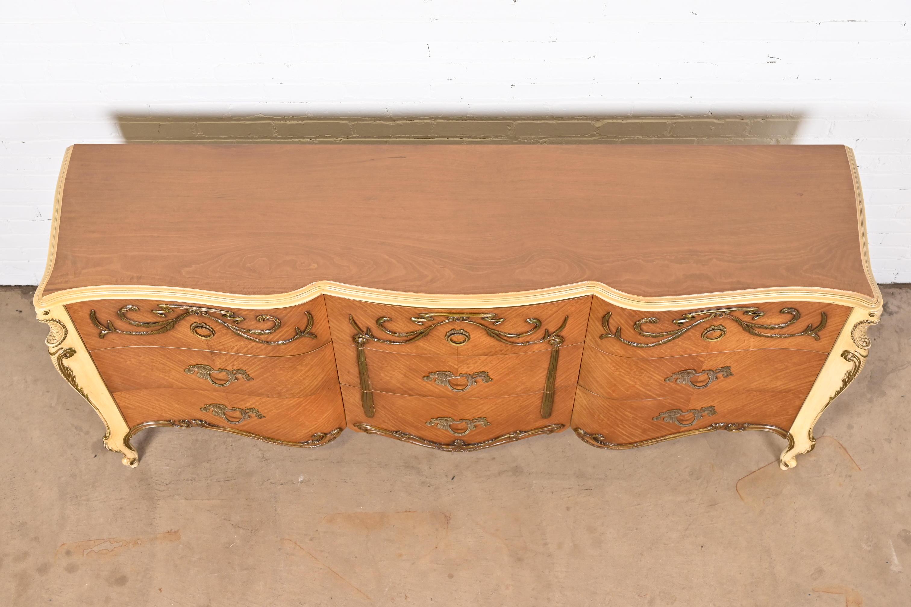 Triple commode rococo française Romweber Louis XV en bois de satin et peinte à la feuille en vente 9