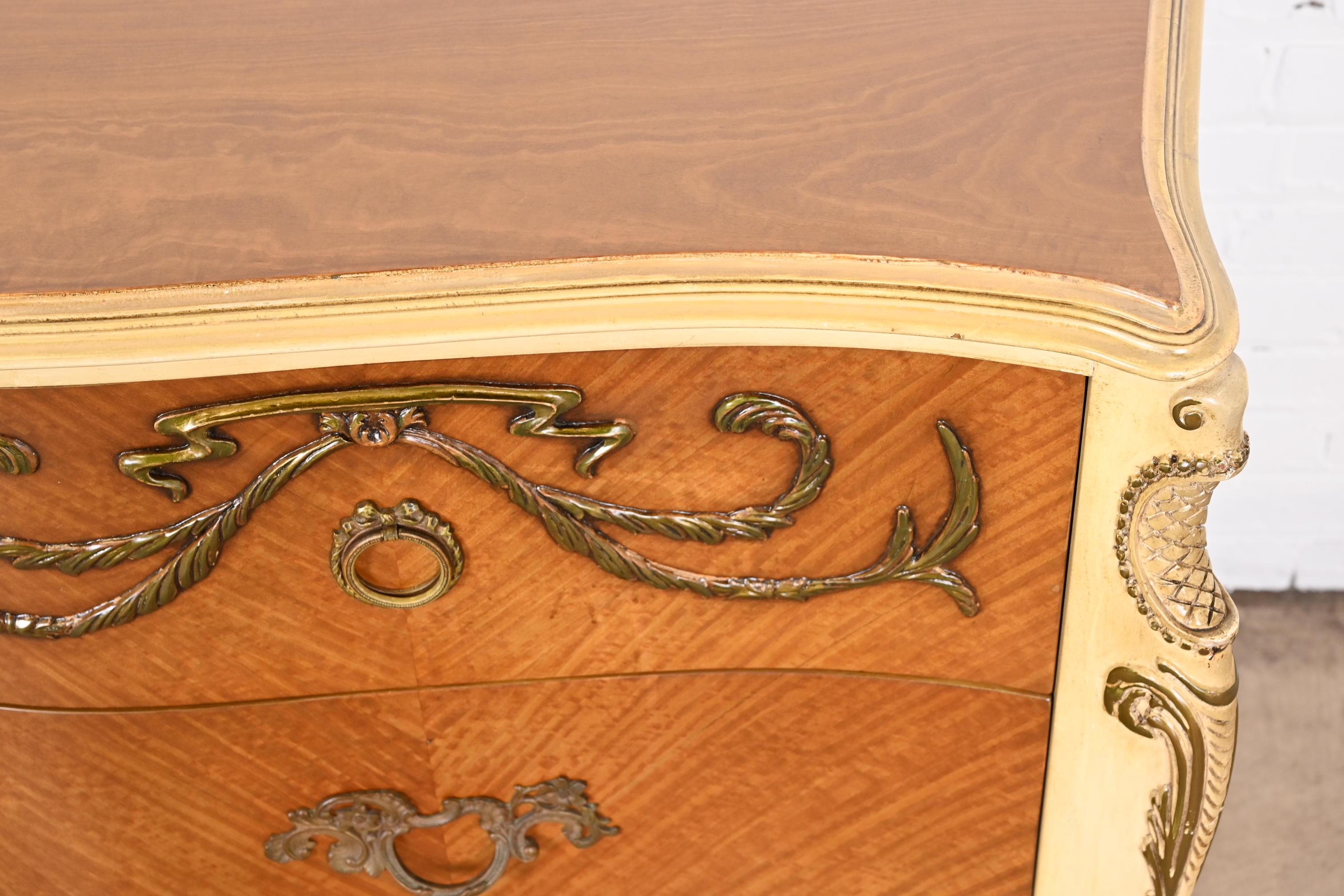 Triple commode rococo française Romweber Louis XV en bois de satin et peinte à la feuille en vente 10