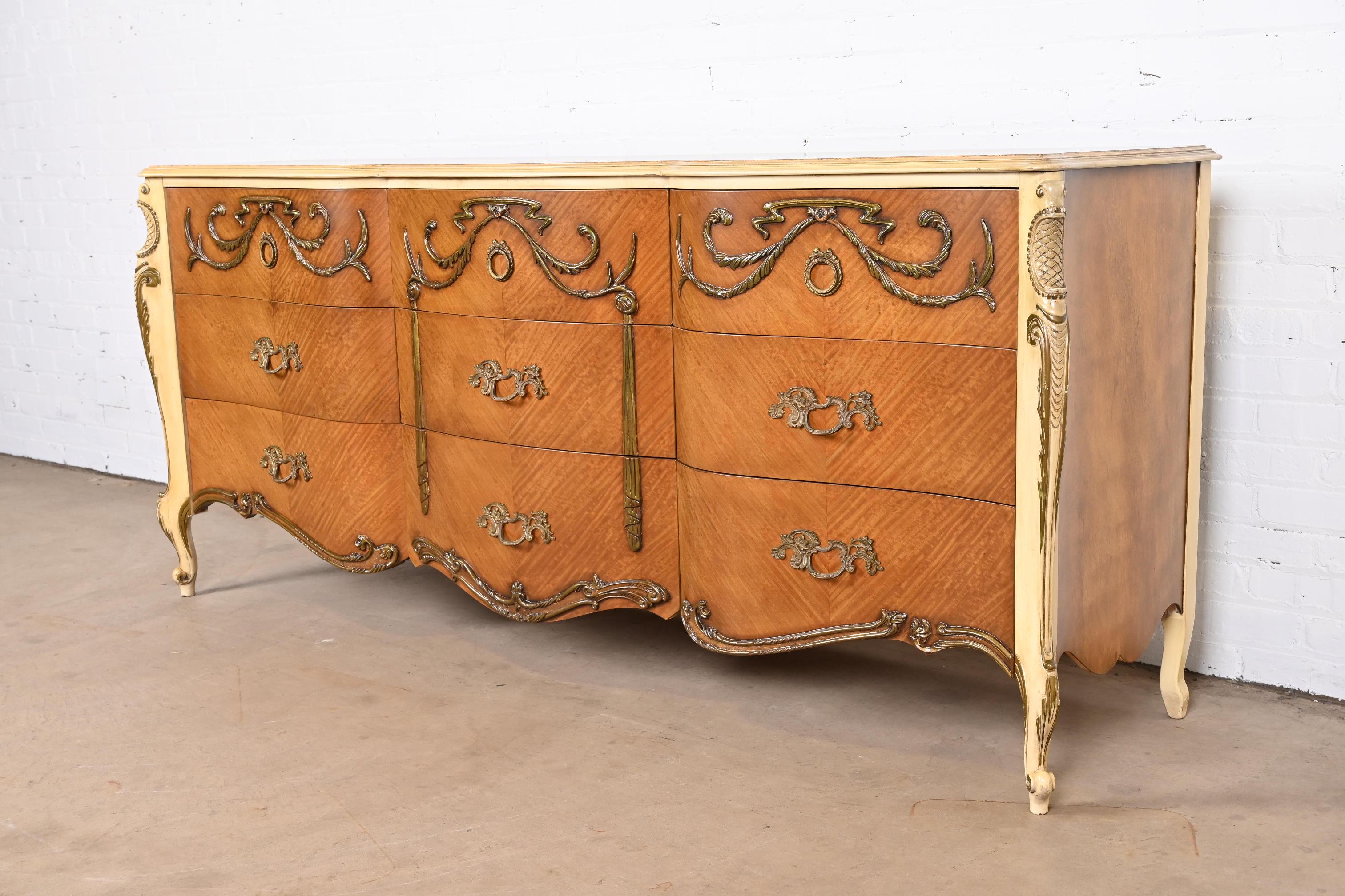 Américain Triple commode rococo française Romweber Louis XV en bois de satin et peinte à la feuille en vente