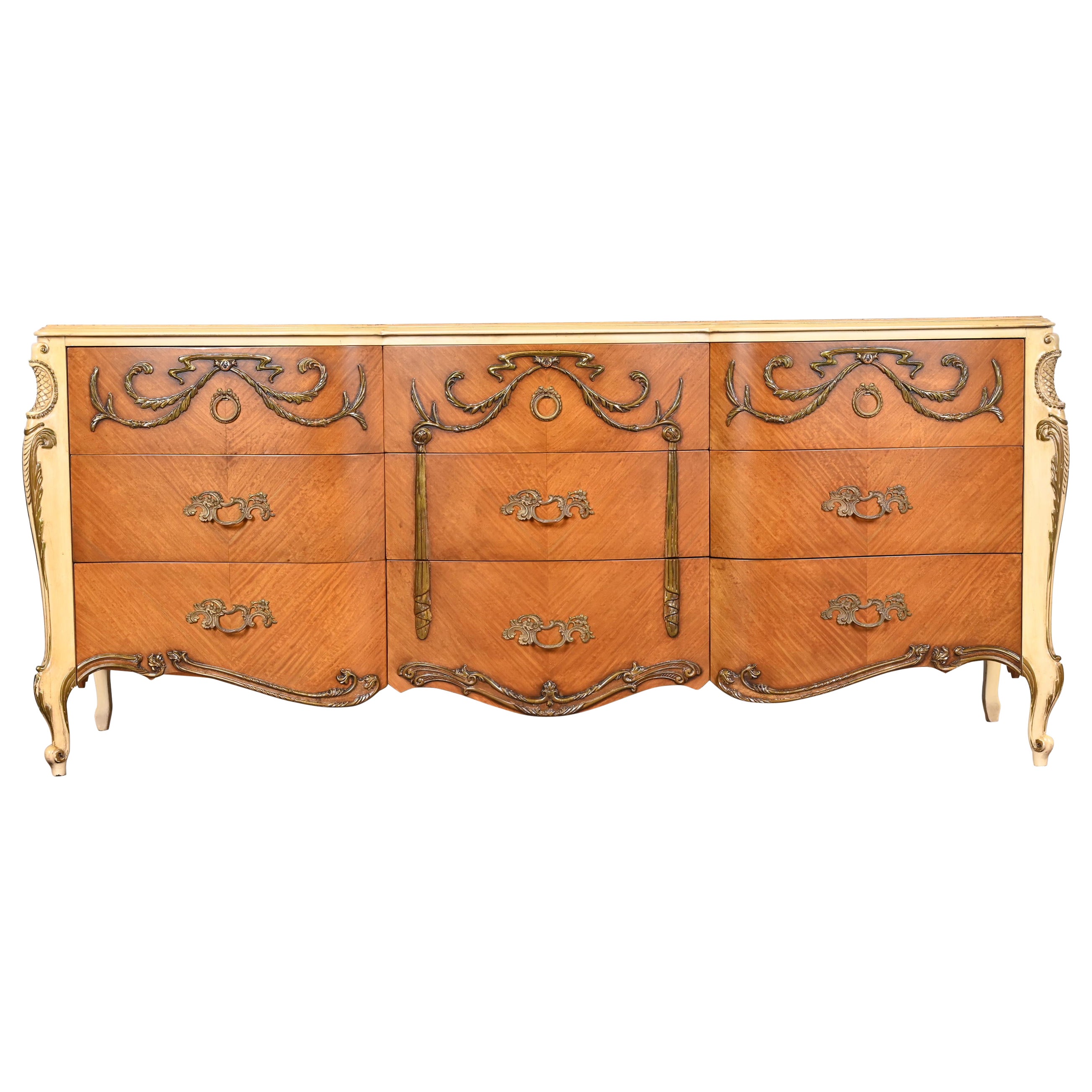 Comò triplo Romweber French Rococo Louis XV in legno di raso e dipinto su pacco