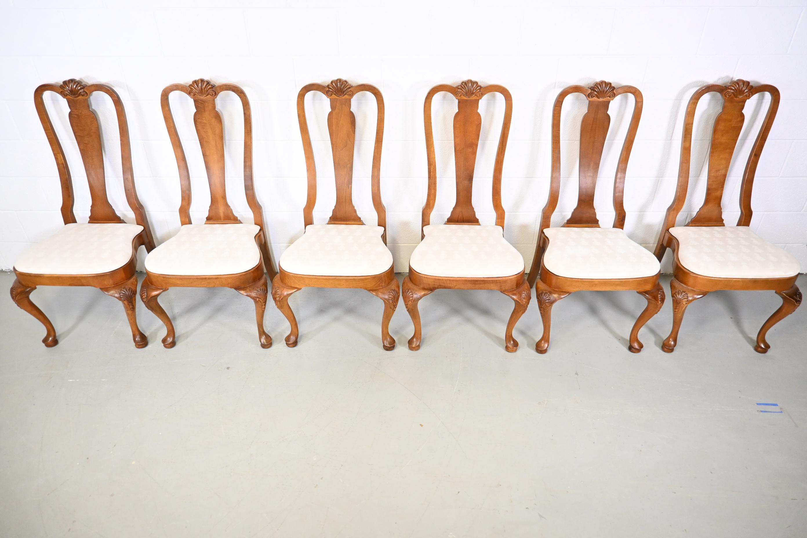 Romweber Furniture French Queen Anne style dining chairs - set of 6.

Romweber Furniture, USA, 1980s.

Measures: 22.5 wide x 18.5 deep x 44.75 high. seat height 19.5.

Solid wood french Queen Anne style chairs with ivory upholstery.

Great