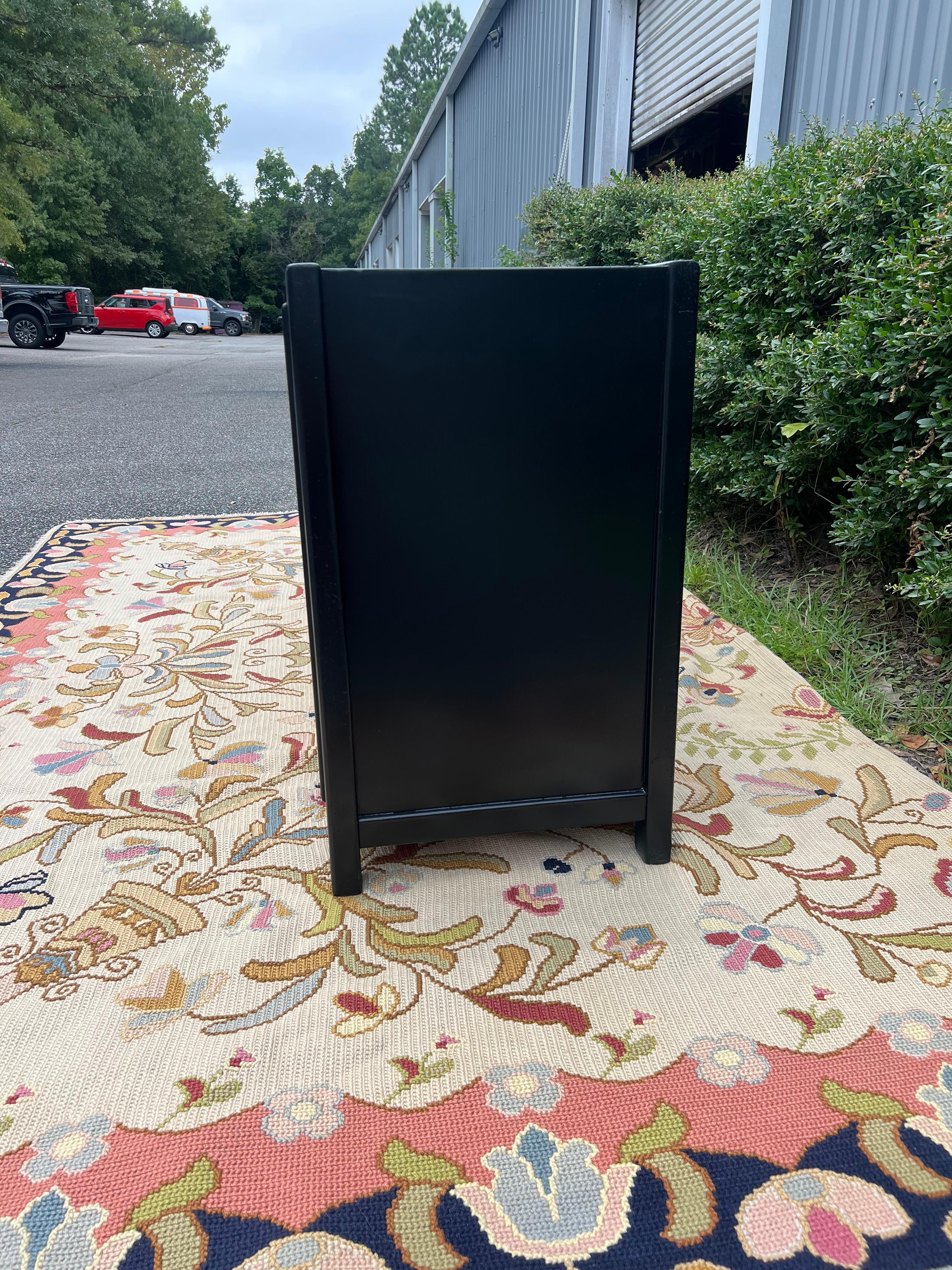 Romweber Hollywood Regency Chinoiserie Credenza laccata nera, rifinita In condizioni buone in vendita a Charleston, SC