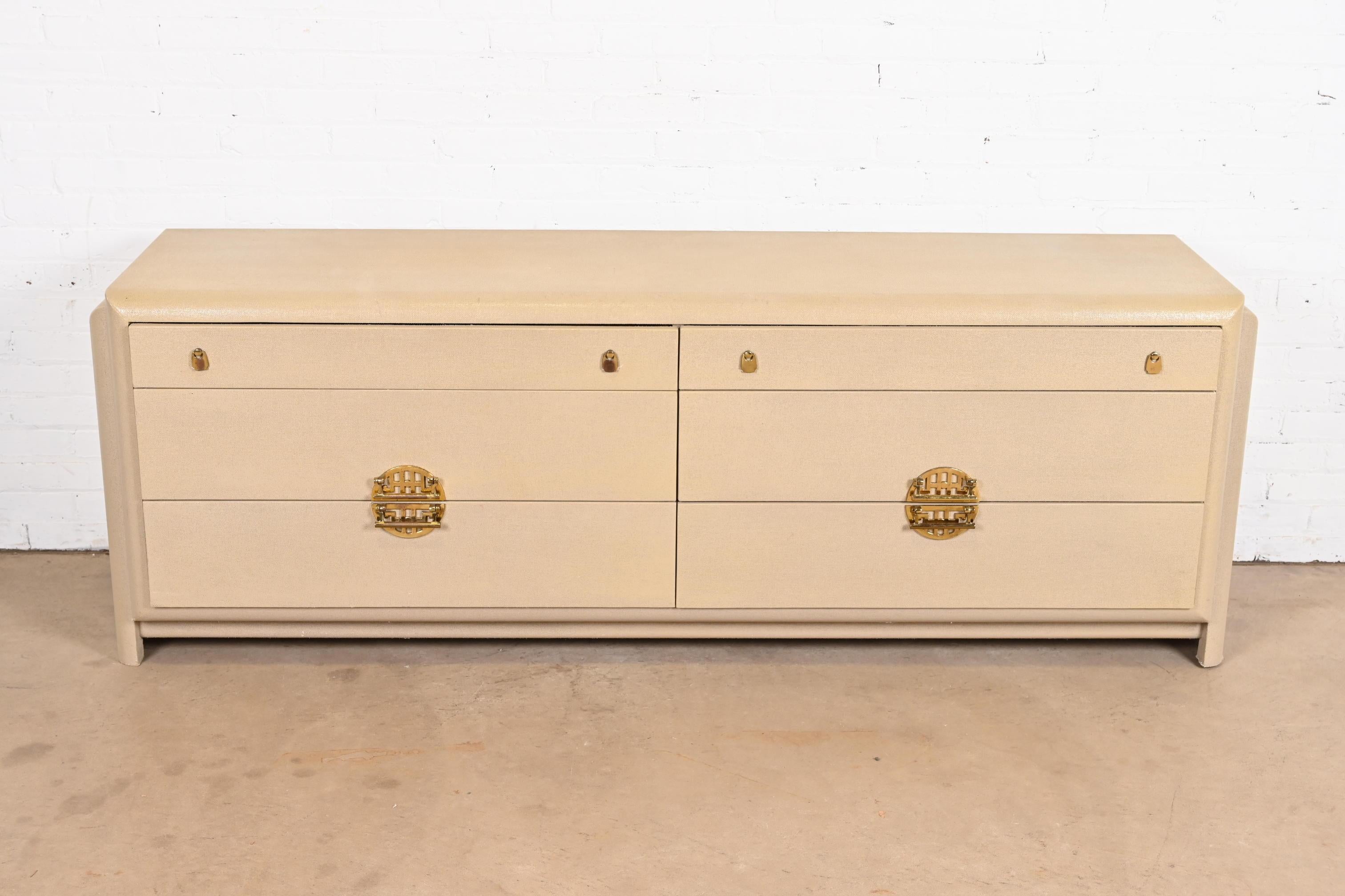 Moderno Cassettiera o credenza Romweber Hollywood Regency laccata in tessuto d'erba in vendita