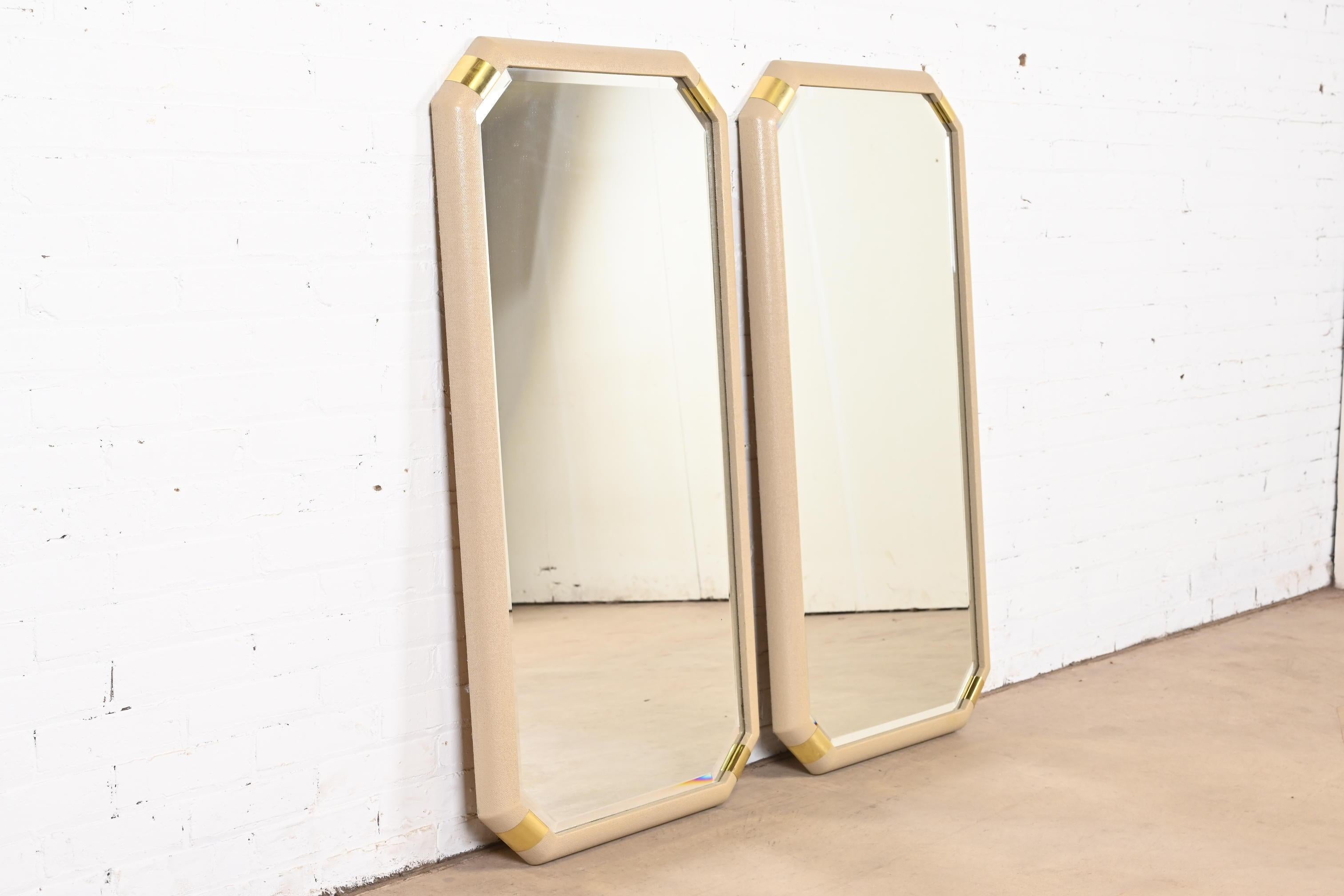 Exceptionnelle paire de miroirs muraux Modern Hollywood Regency Chinoiserie

Par Romweber

USA, Circa 1980

Miroir en verre biseauté, avec un beau tissu laqué et un cadre en laiton.

Dimensions : 23,38 