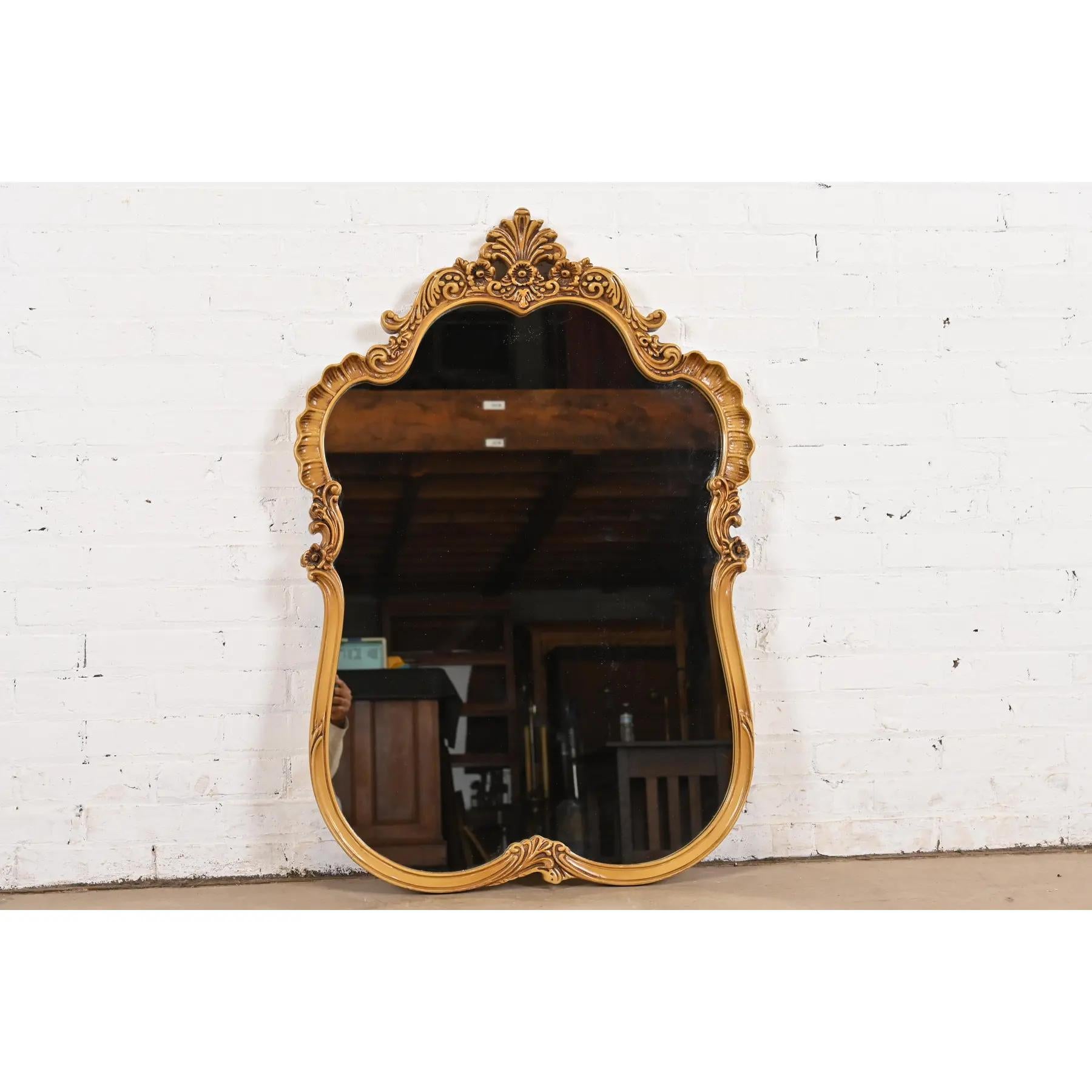 Magnifique miroir mural de style Louis XV français rococo ou baroque, sculpté et laqué d'or, encadré de bois de satin.

Par Romweber

États-Unis, vers 1920

Dimensions : 28,5 