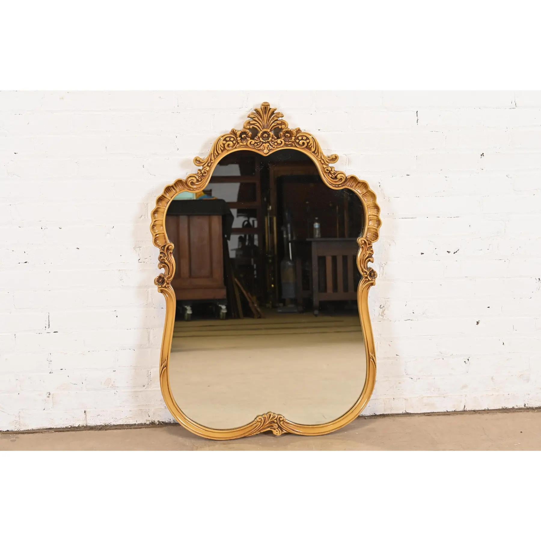 Rococo Romweber, miroir mural rococo français Louis XV sculpté en bois de citronnier laqué or en vente