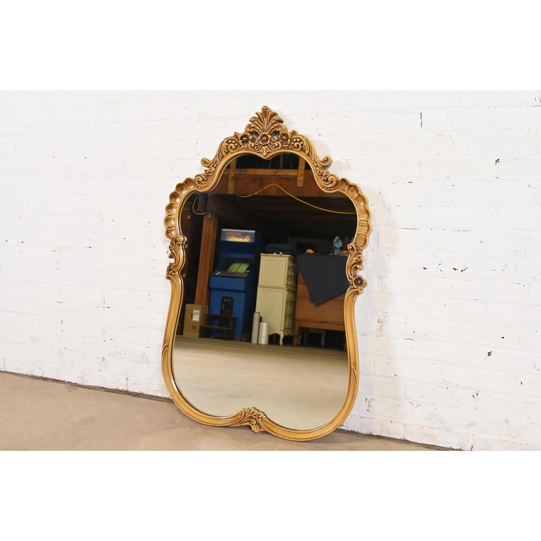 Américain Romweber, miroir mural rococo français Louis XV sculpté en bois de citronnier laqué or en vente