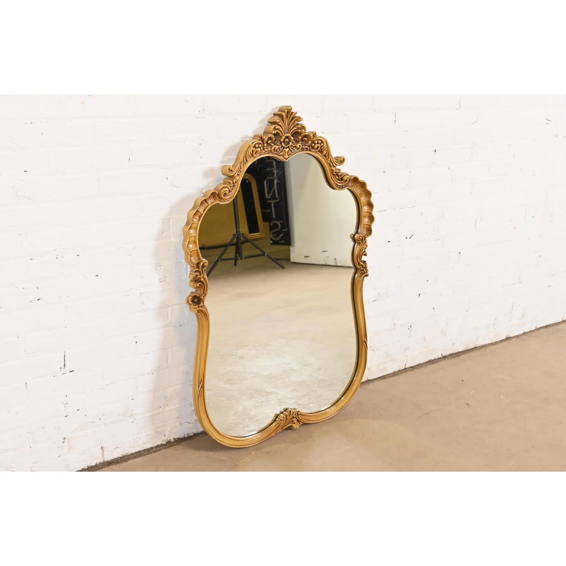 Romweber, miroir mural rococo français Louis XV sculpté en bois de citronnier laqué or Bon état - En vente à South Bend, IN