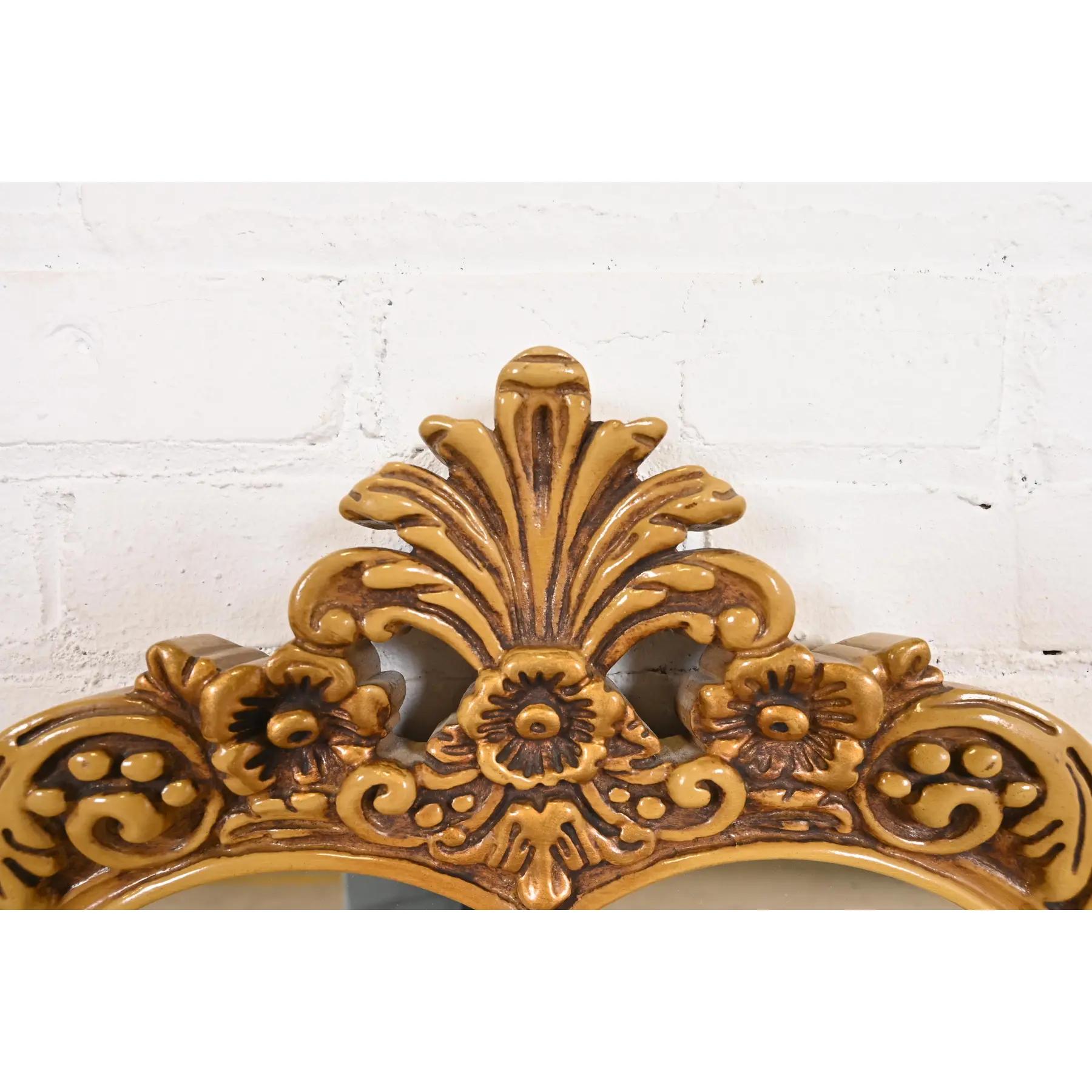 Début du 20ème siècle Romweber, miroir mural rococo français Louis XV sculpté en bois de citronnier laqué or en vente
