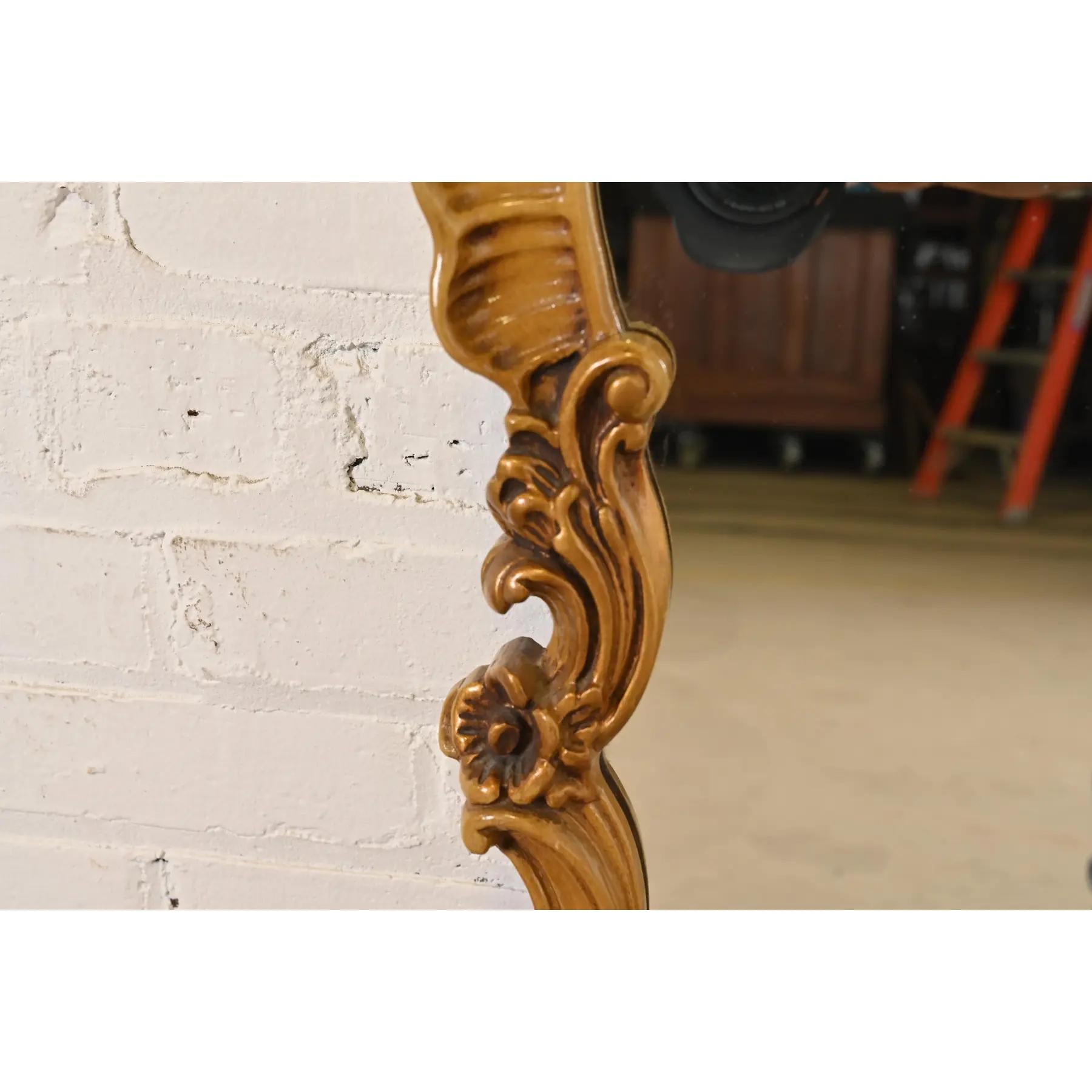Miroir Romweber, miroir mural rococo français Louis XV sculpté en bois de citronnier laqué or en vente