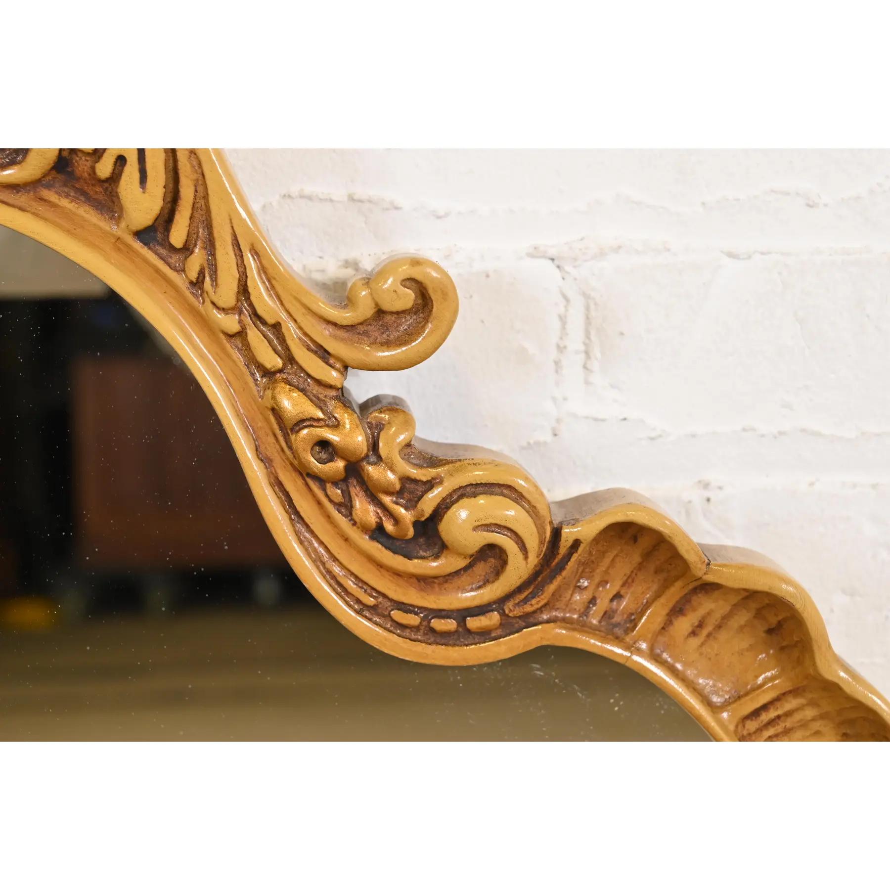 Romweber, miroir mural rococo français Louis XV sculpté en bois de citronnier laqué or en vente 1