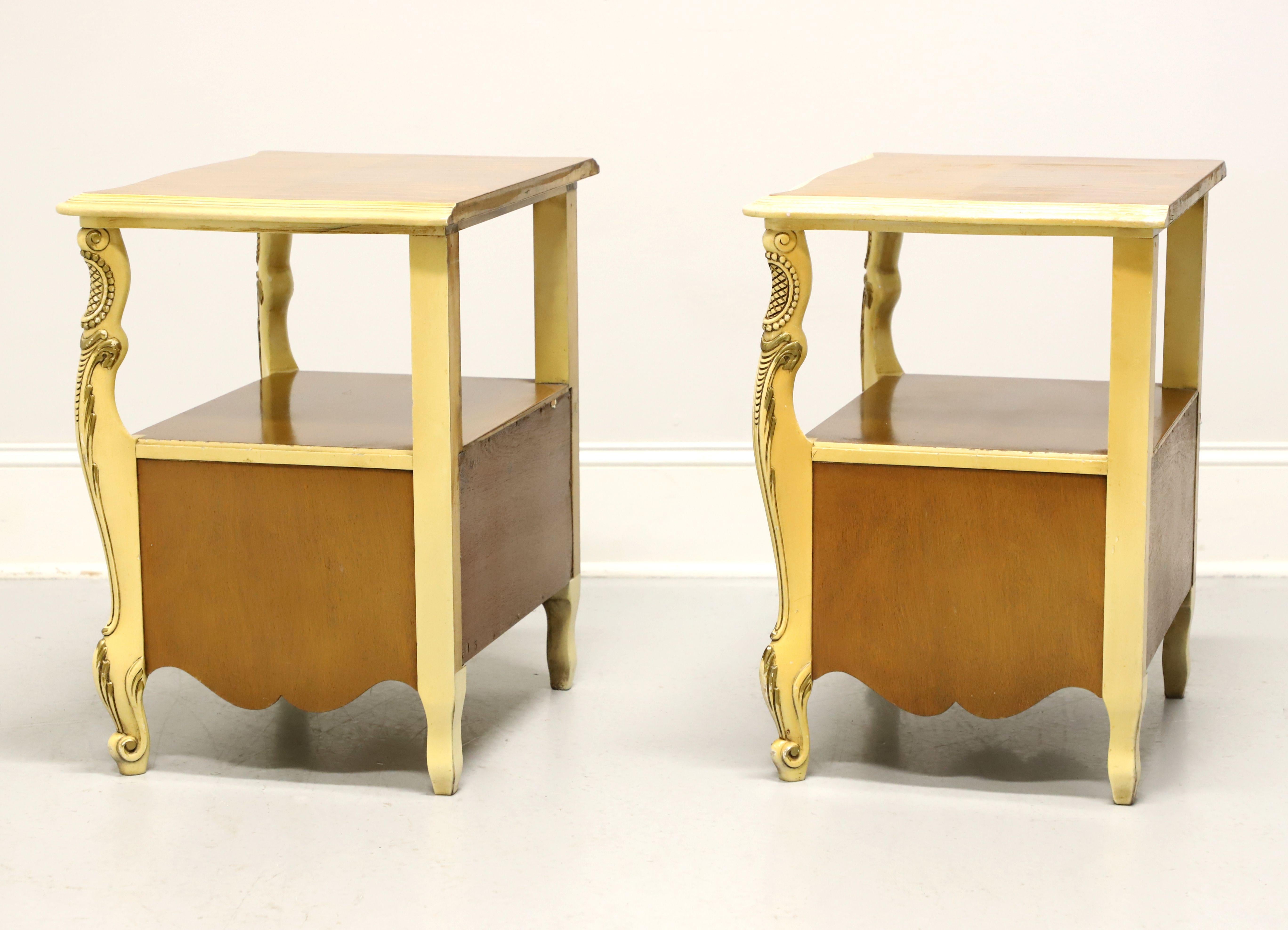 Américain ROMWEBER Paire de tables de nuit en bois satiné de style provincial français du milieu du 20e siècle en vente