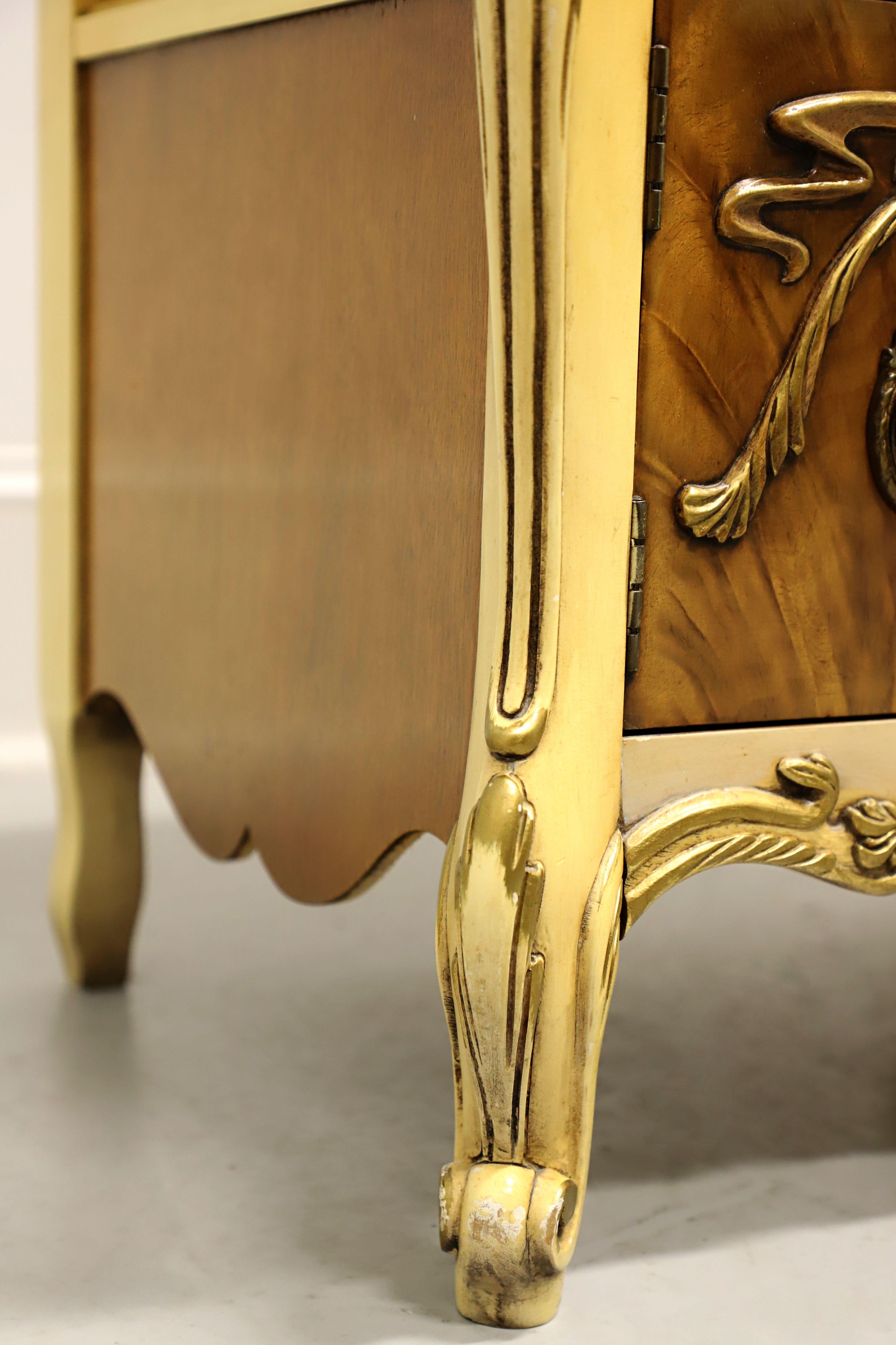 Laiton ROMWEBER Paire de tables de nuit en bois satiné de style provincial français du milieu du 20e siècle en vente