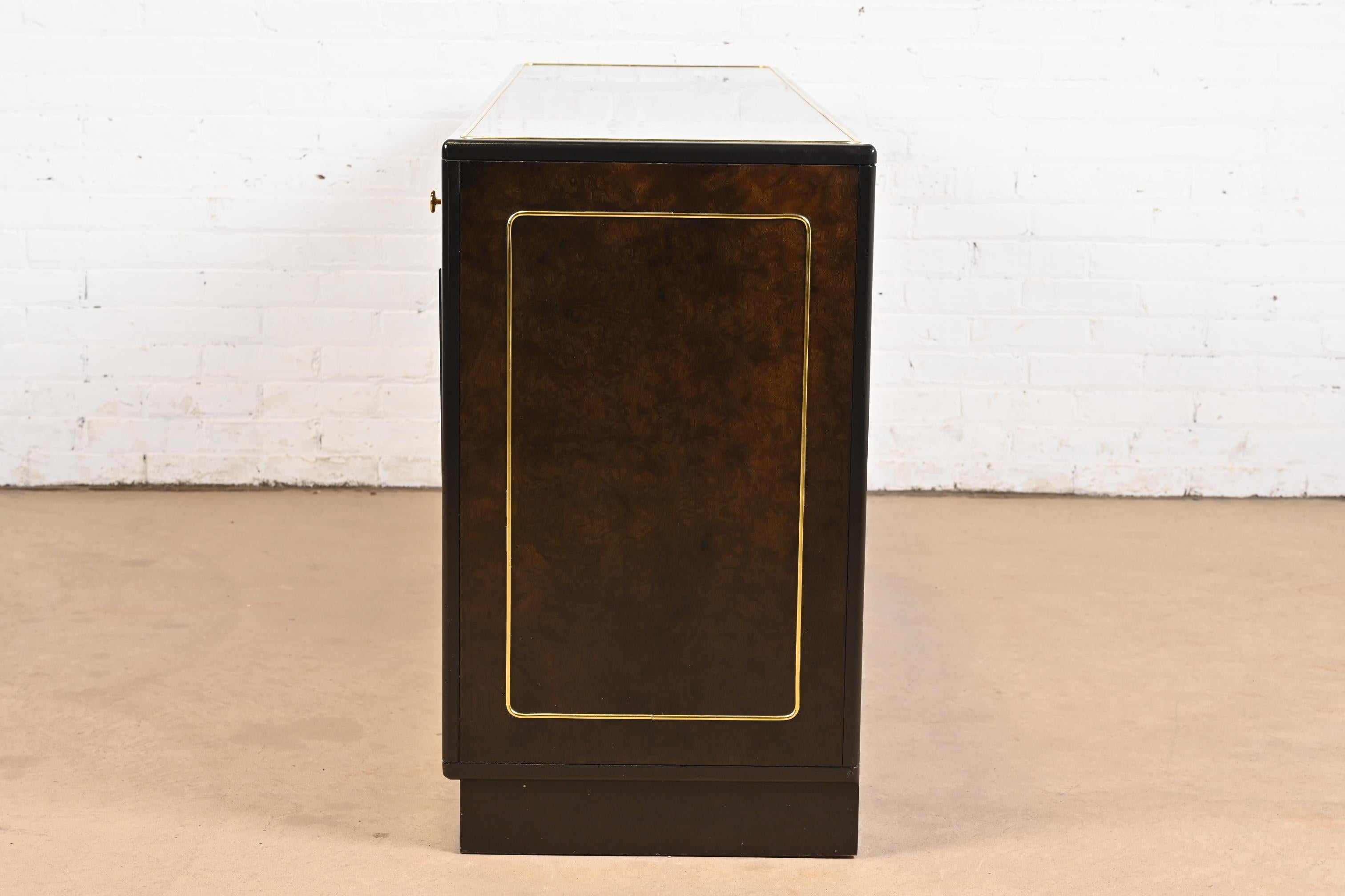 Romweber Mid-Century Hollywood Regency Crédence buffet en bois de ronce et laiton en vente 4