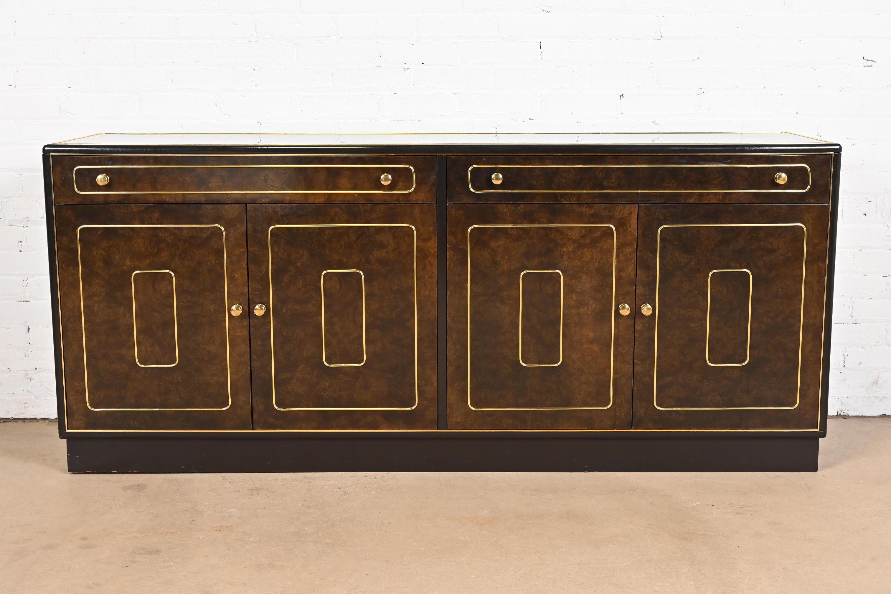 Un buffet, une crédence ou un meuble de bar exceptionnel du milieu du siècle et de l'époque Hollywood Regency.

Par Romweber

USA, Circa 1970s

Magnifique bois d'orme des Carpates, avec garniture en laiton et quincaillerie en laiton