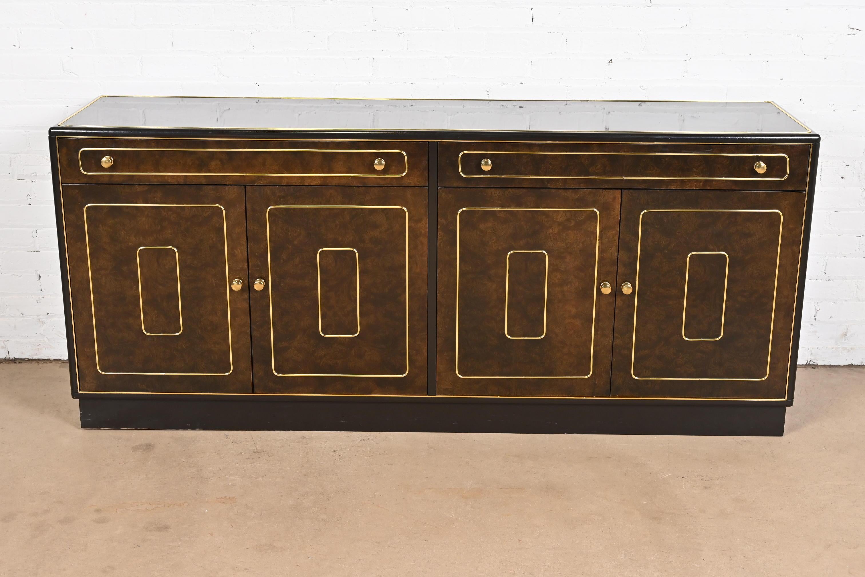 Américain Romweber Mid-Century Hollywood Regency Crédence buffet en bois de ronce et laiton en vente