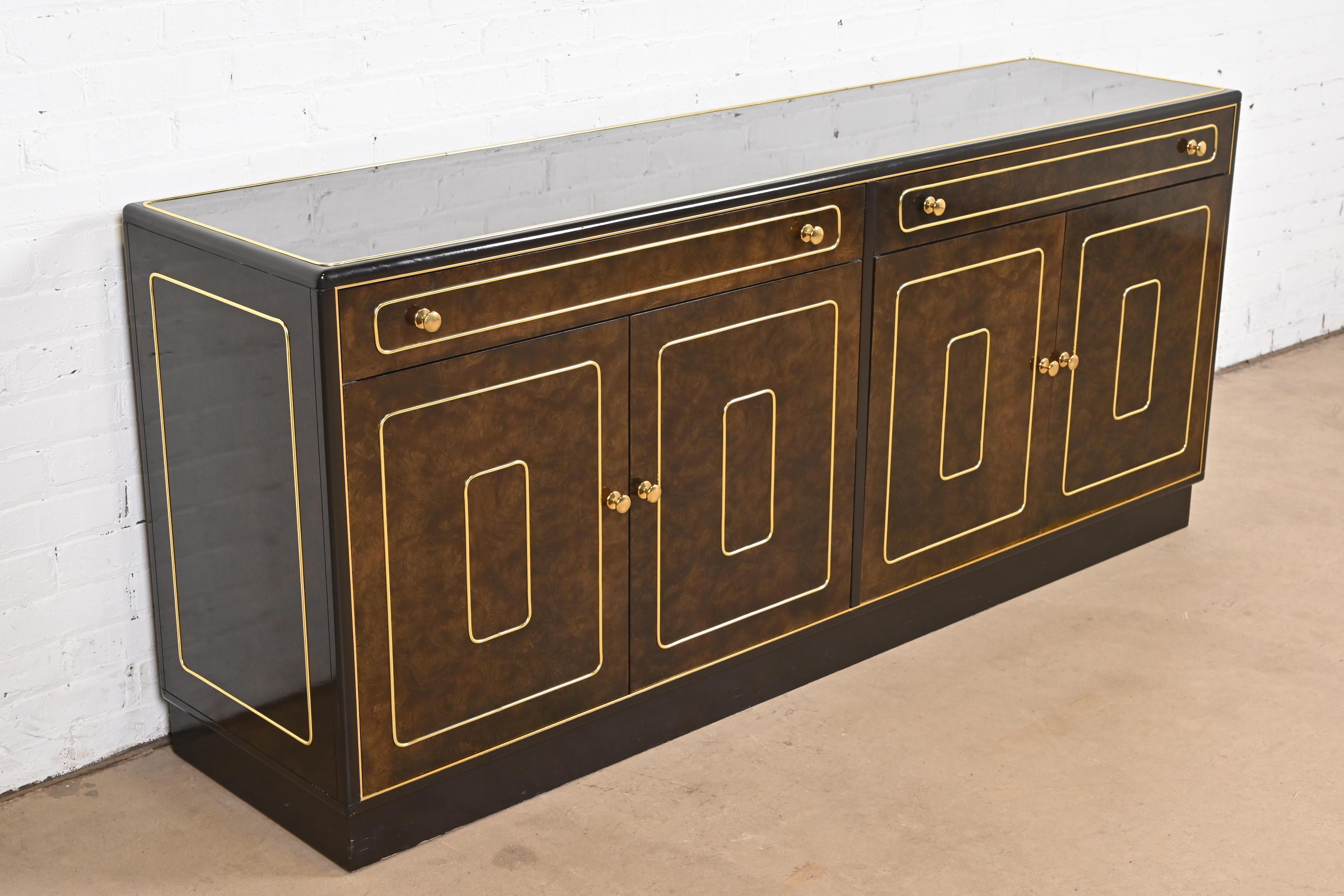 Romweber Mid-Century Hollywood Regency Crédence buffet en bois de ronce et laiton Bon état - En vente à South Bend, IN
