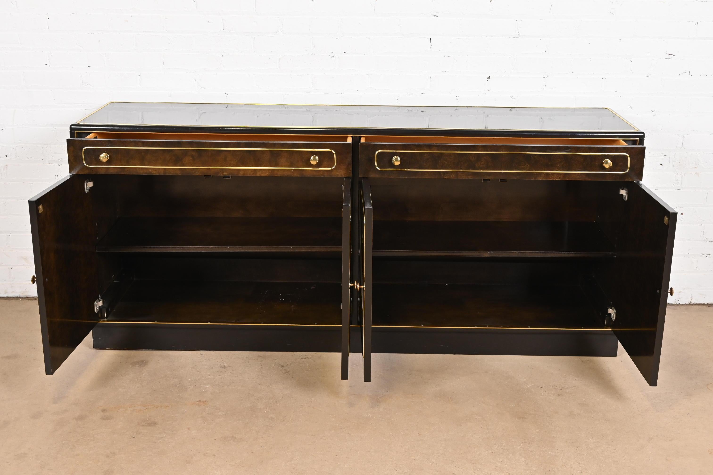 Fin du 20e siècle Romweber Mid-Century Hollywood Regency Crédence buffet en bois de ronce et laiton en vente
