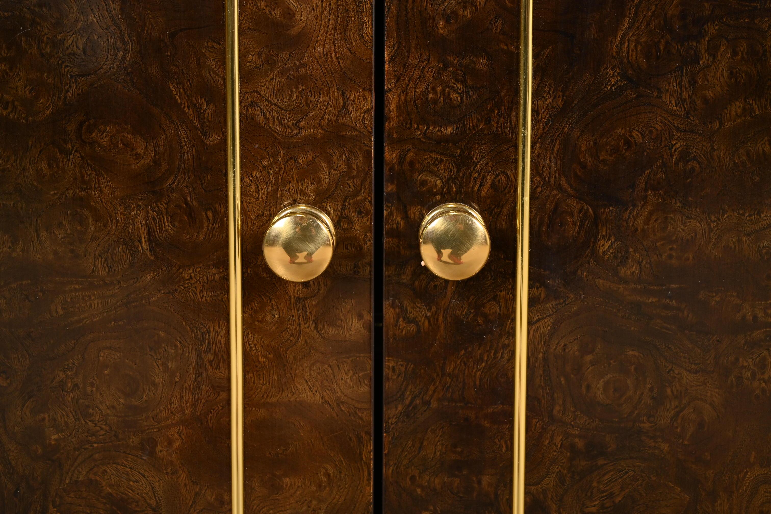 Romweber Mid-Century Hollywood Regency Crédence buffet en bois de ronce et laiton en vente 1
