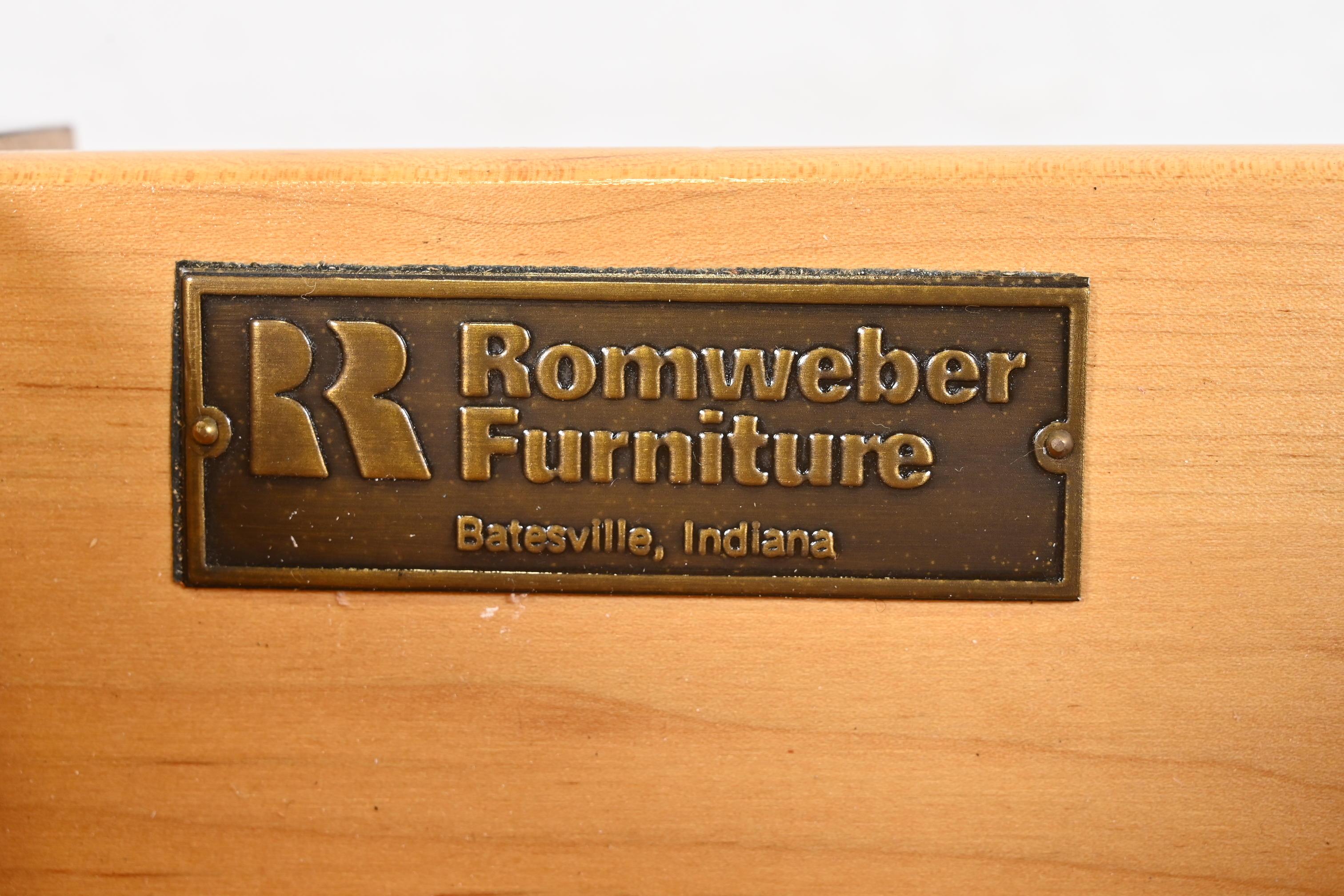 Romweber Mid-Century Hollywood Regency Crédence buffet en bois de ronce et laiton en vente 2