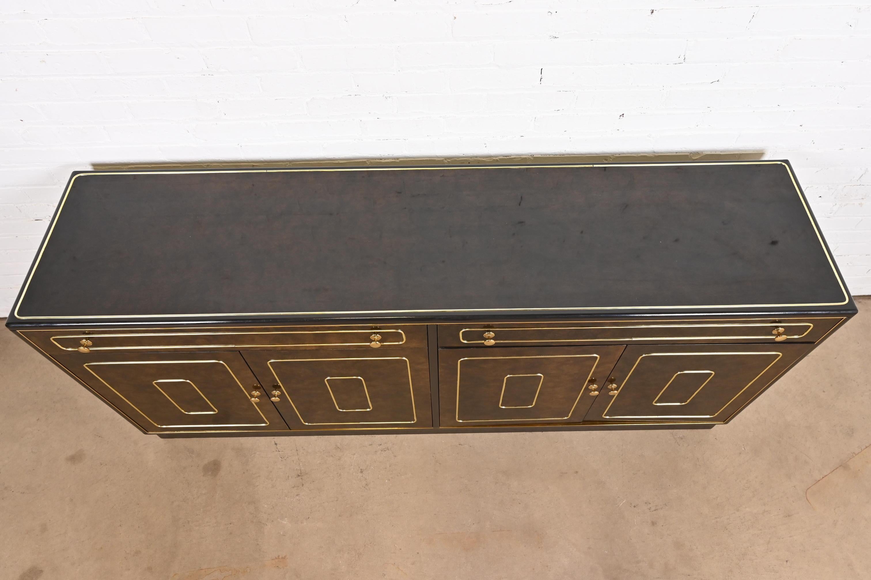Romweber Mid-Century Hollywood Regency Crédence buffet en bois de ronce et laiton en vente 3