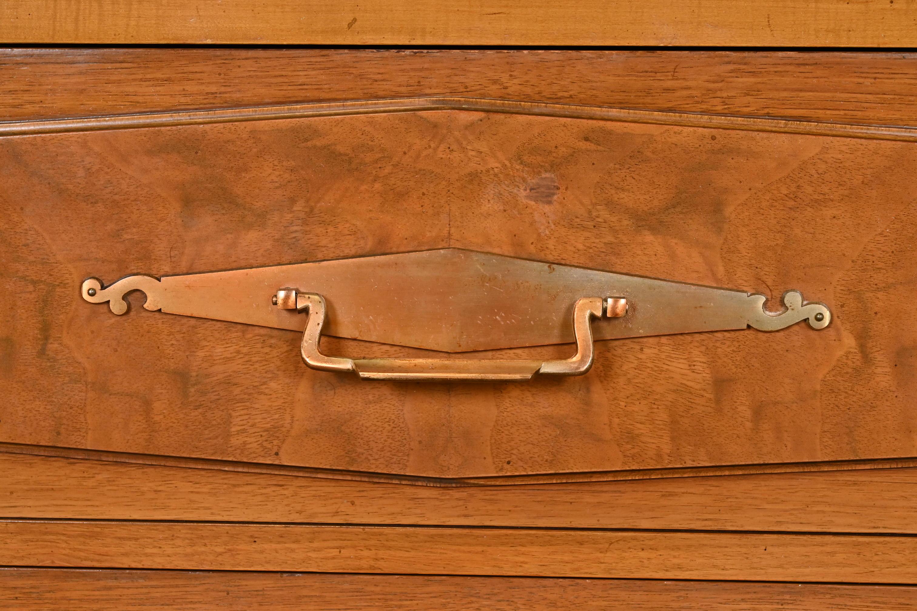Comò Highboy in legno di noce e radica di Romweber, metà secolo, Hollywood Regency in vendita 4