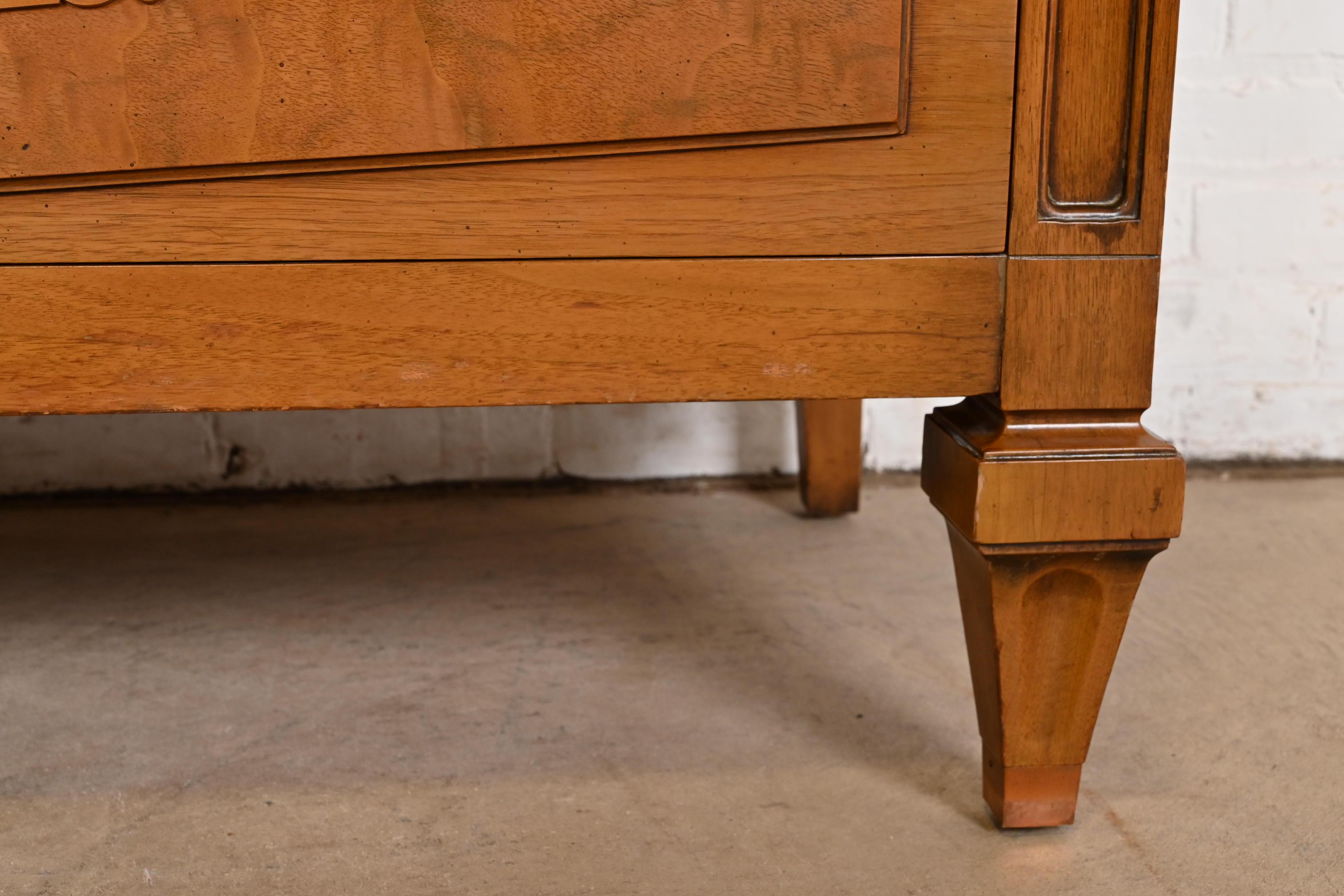 Comò Highboy in legno di noce e radica di Romweber, metà secolo, Hollywood Regency in vendita 5