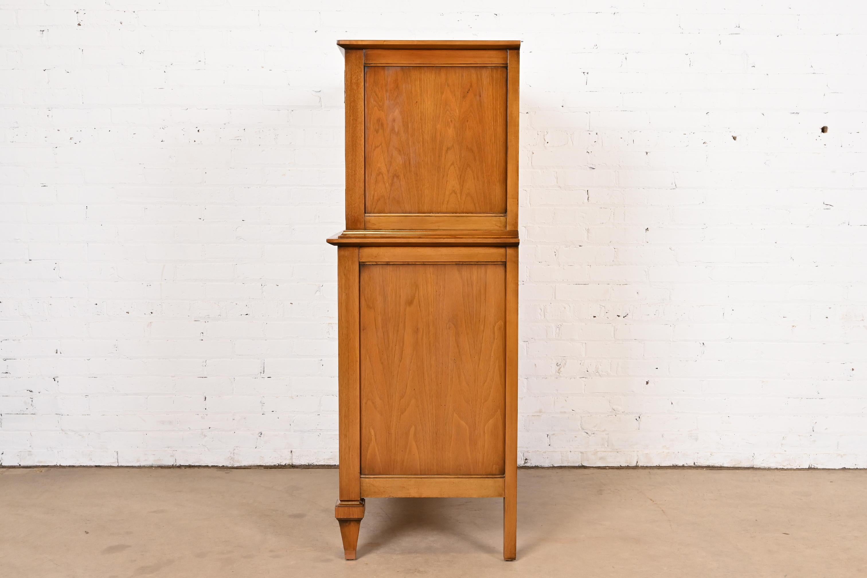 Comò Highboy in legno di noce e radica di Romweber, metà secolo, Hollywood Regency in vendita 7