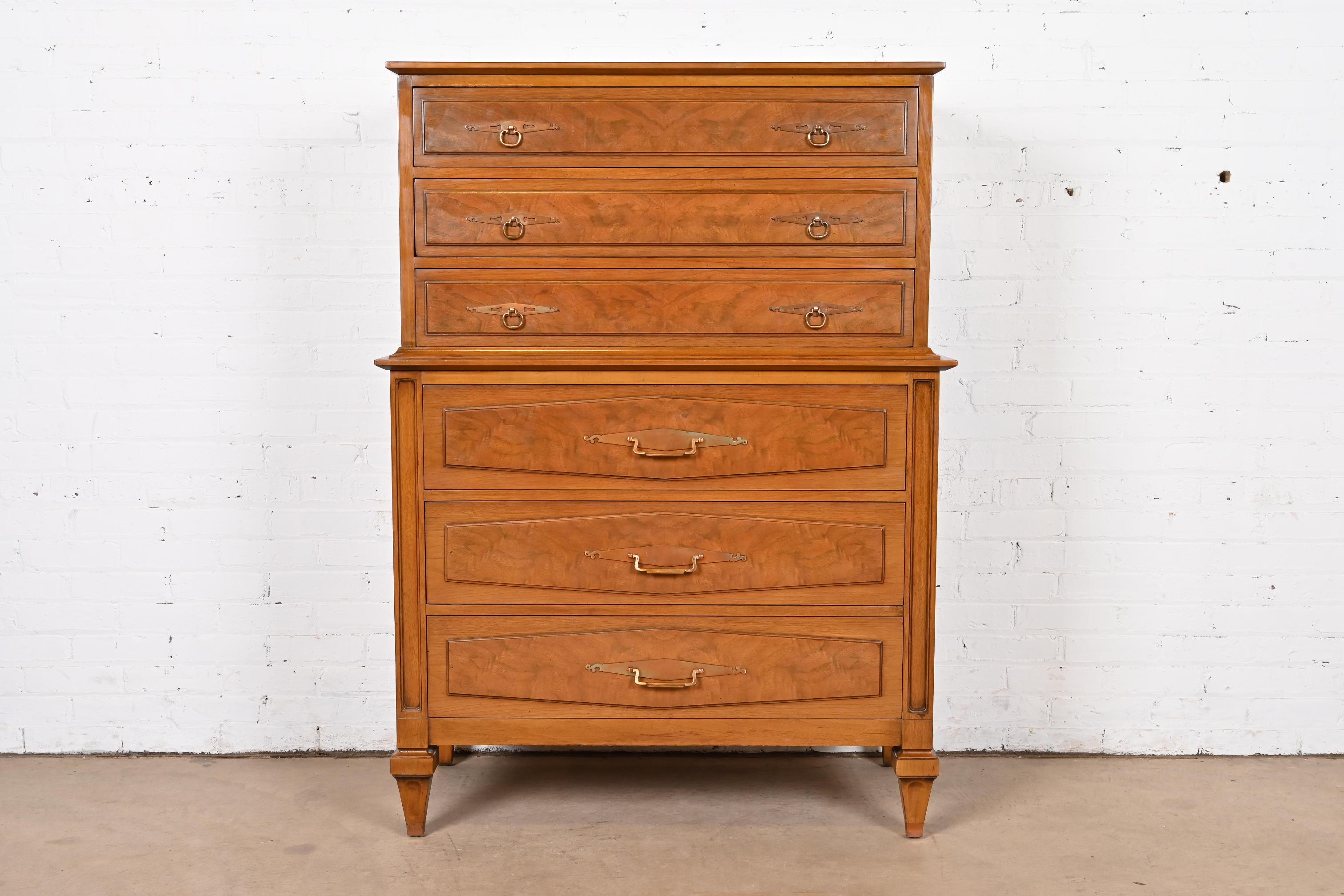 Una splendida cassettiera a sei cassetti di stile Mid-Century Modern Hollywood Regency

Da Romweber Furniture

USA, circa anni '1960

Noce, con intarsio di noce burlato e ferramenta originale in ottone.

Misure: 40,5