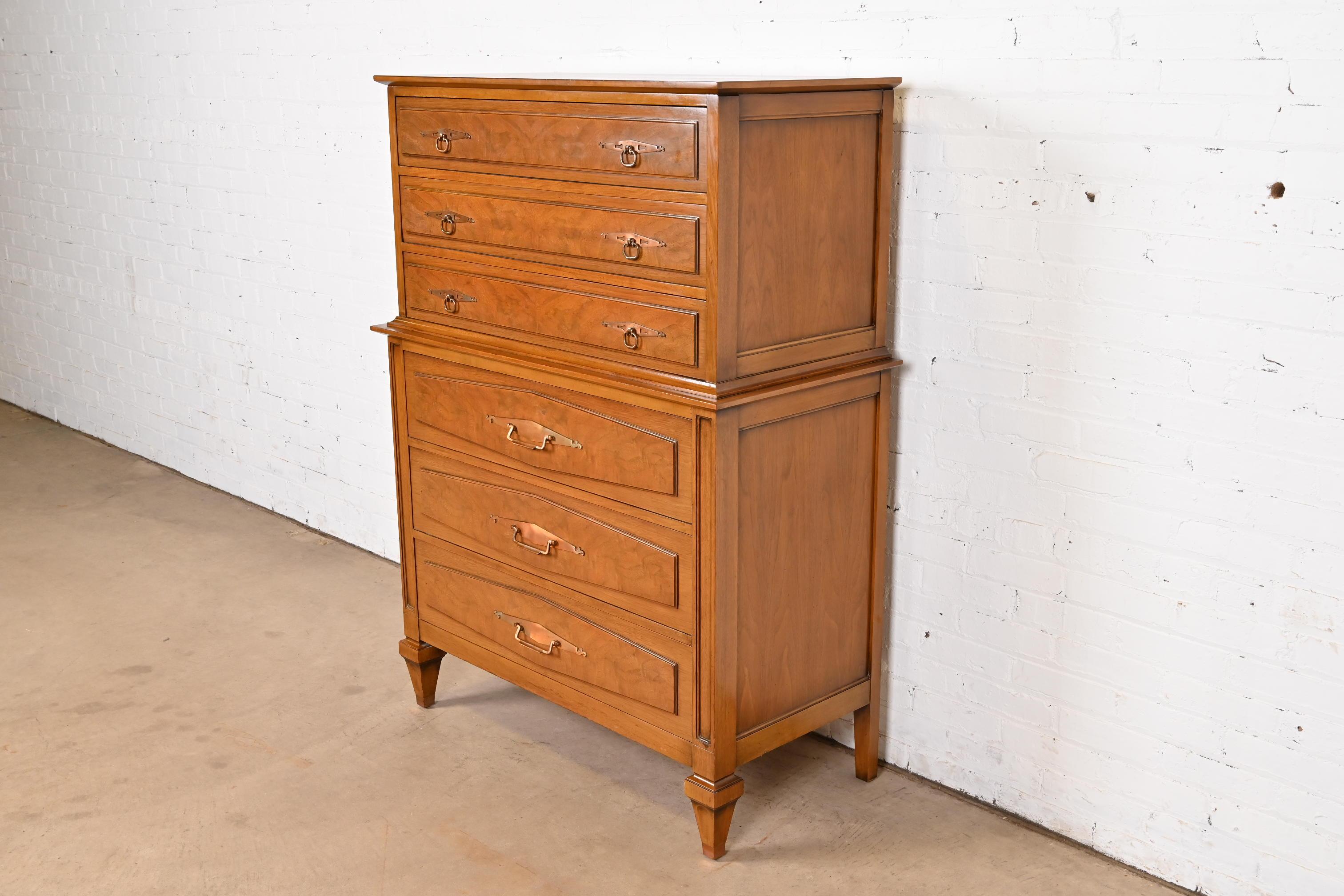 Americano Comò Highboy in legno di noce e radica di Romweber, metà secolo, Hollywood Regency in vendita