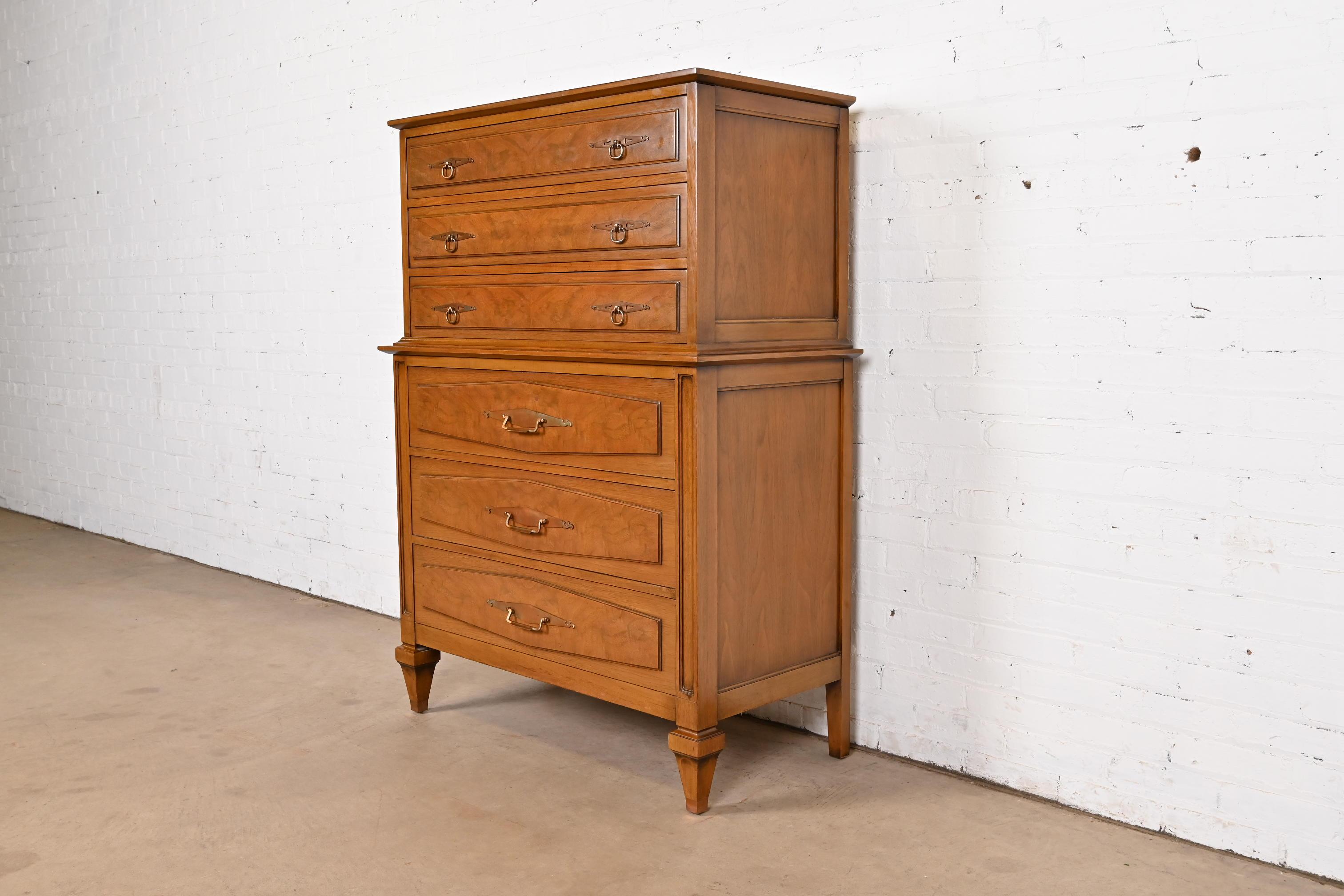 Comò Highboy in legno di noce e radica di Romweber, metà secolo, Hollywood Regency In condizioni buone in vendita a South Bend, IN