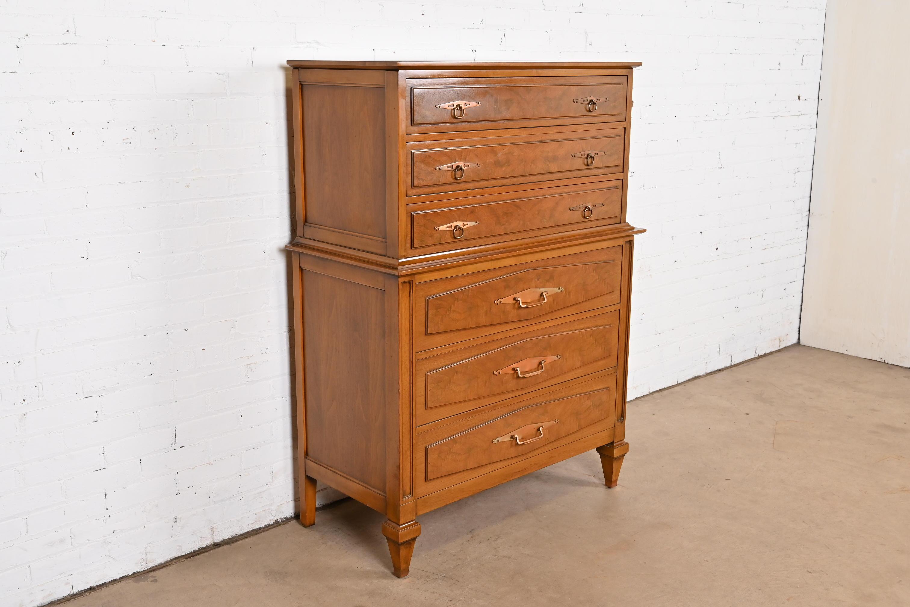 Metà XX secolo Comò Highboy in legno di noce e radica di Romweber, metà secolo, Hollywood Regency in vendita