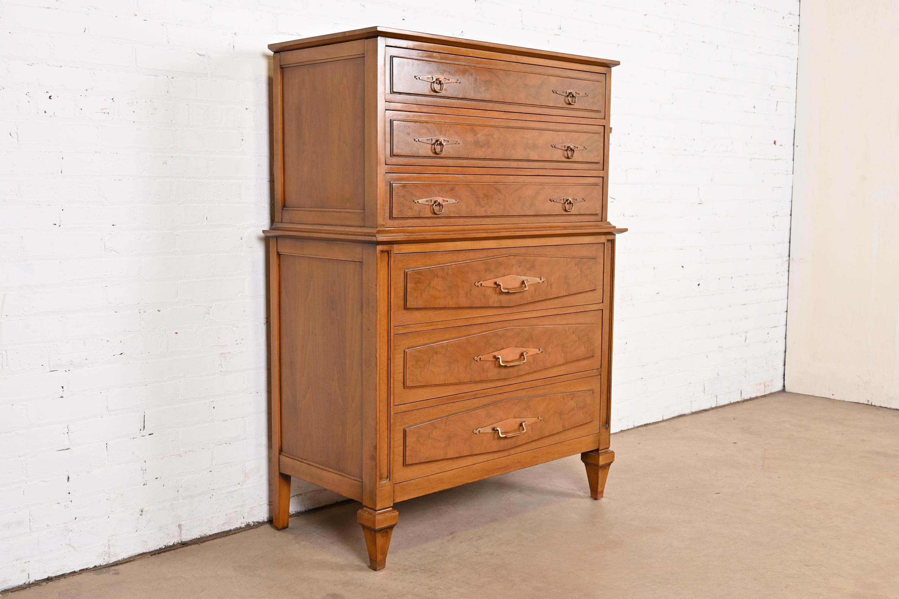 Ottone Comò Highboy in legno di noce e radica di Romweber, metà secolo, Hollywood Regency in vendita