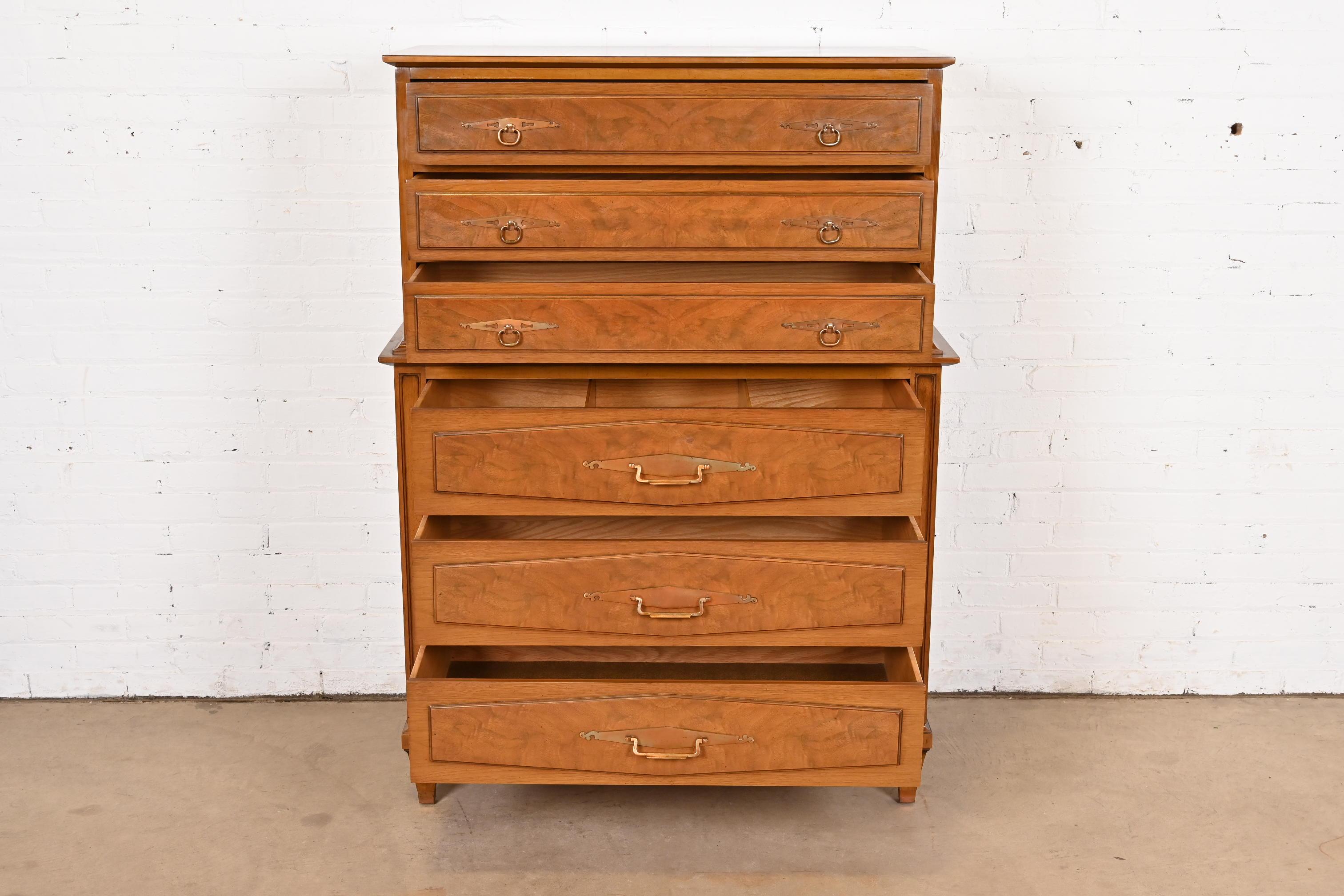 Comò Highboy in legno di noce e radica di Romweber, metà secolo, Hollywood Regency in vendita 1