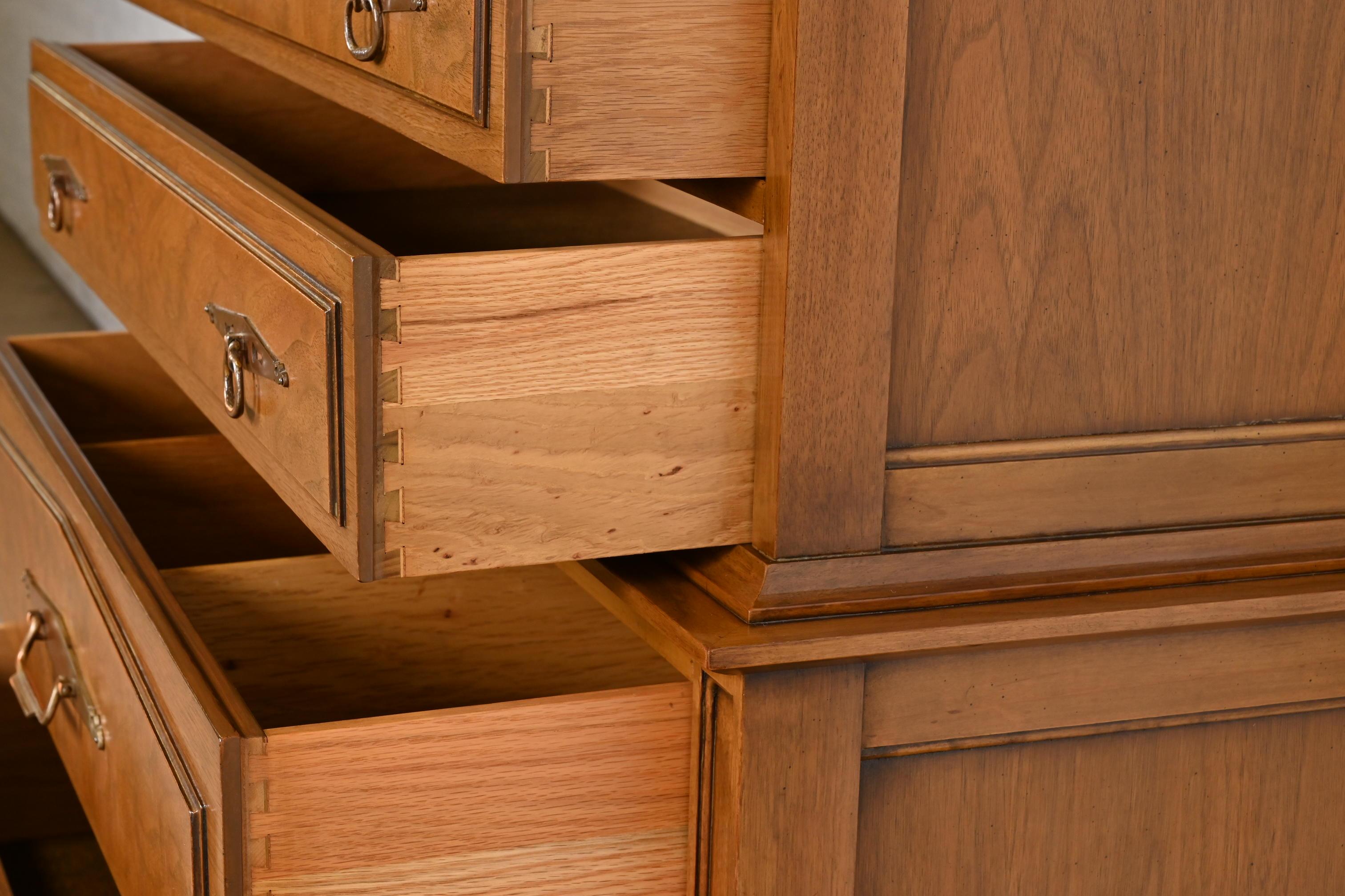 Comò Highboy in legno di noce e radica di Romweber, metà secolo, Hollywood Regency in vendita 2