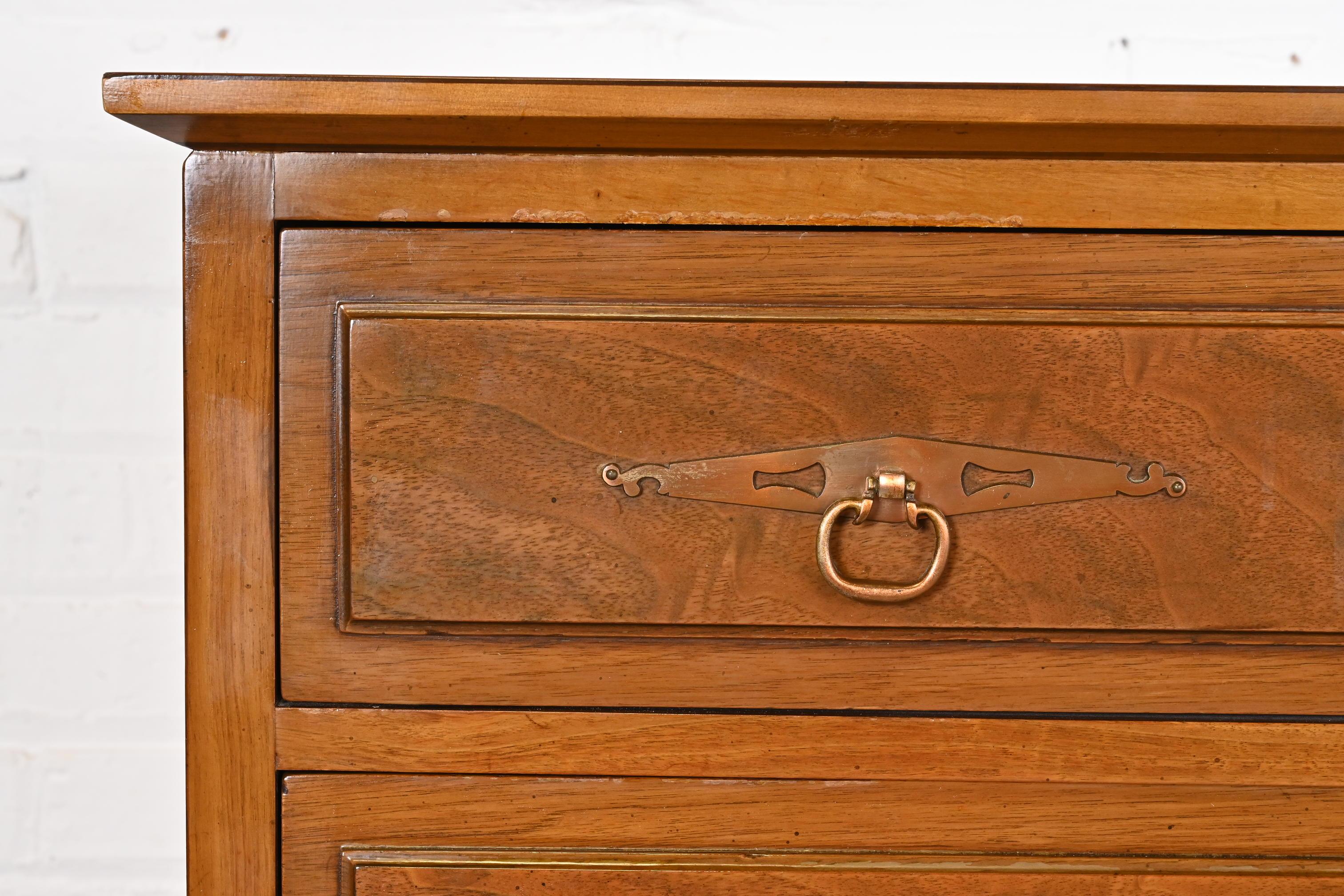 Comò Highboy in legno di noce e radica di Romweber, metà secolo, Hollywood Regency in vendita 3
