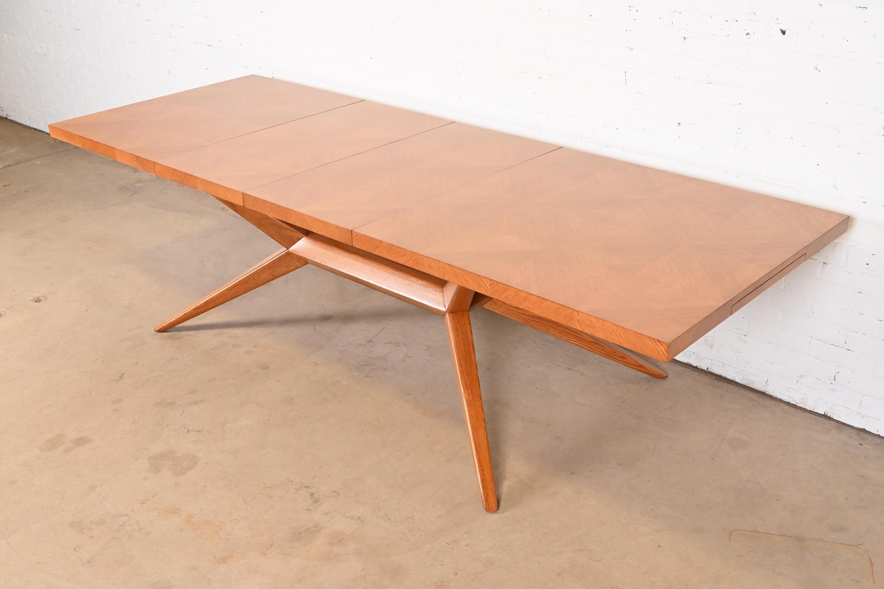 Romweber Mid-Century Modern Oak Spider Leg Dining Table, Newly Refinished In Good Condition For Sale In South Bend, IN
