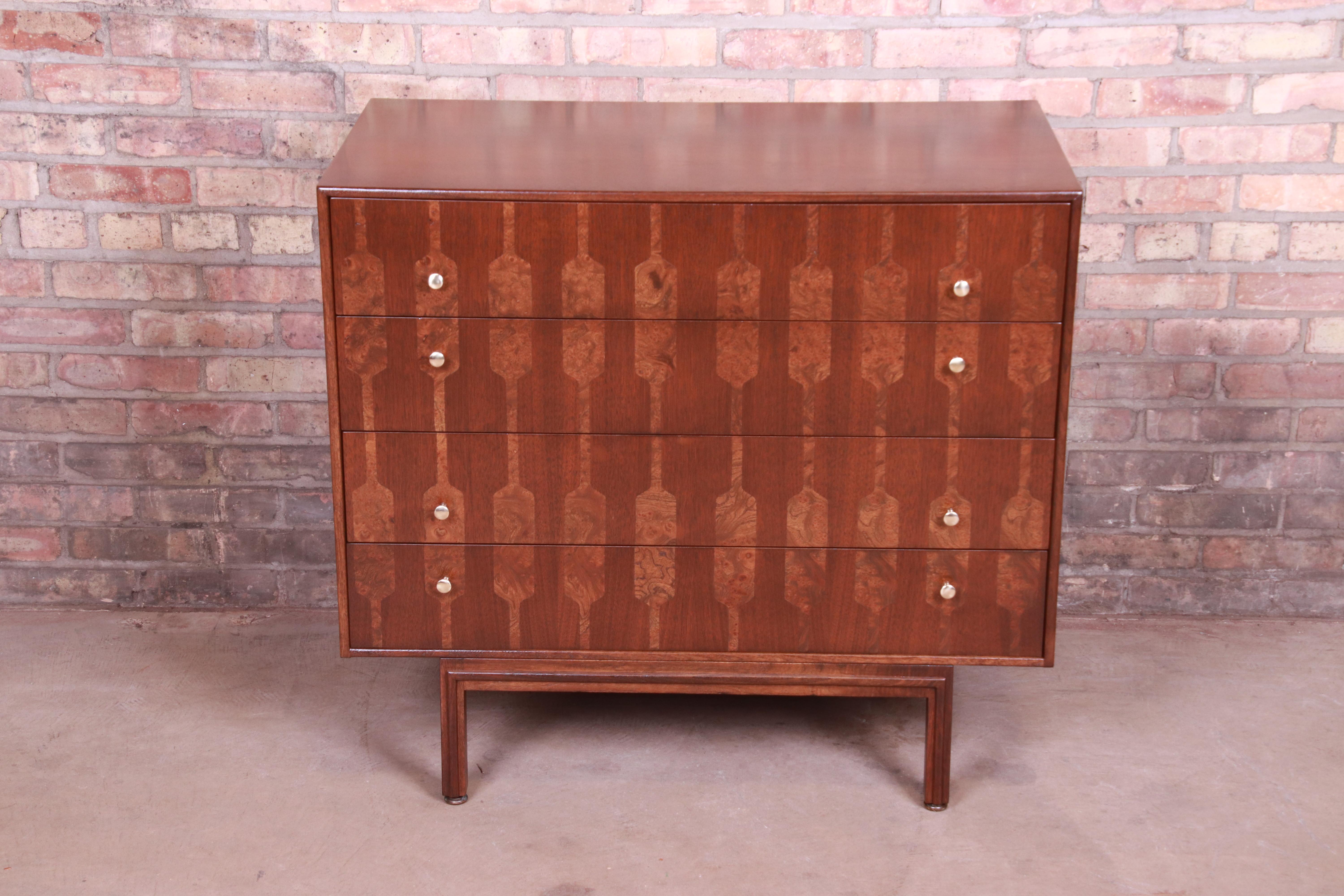 An exceptional Mid-Century Modern four-drawer bachelor chest

By Romweber

USA, 1950s

Walnut, with inlaid olive ash burl wood and original brass hardware.

Measures: 35.5