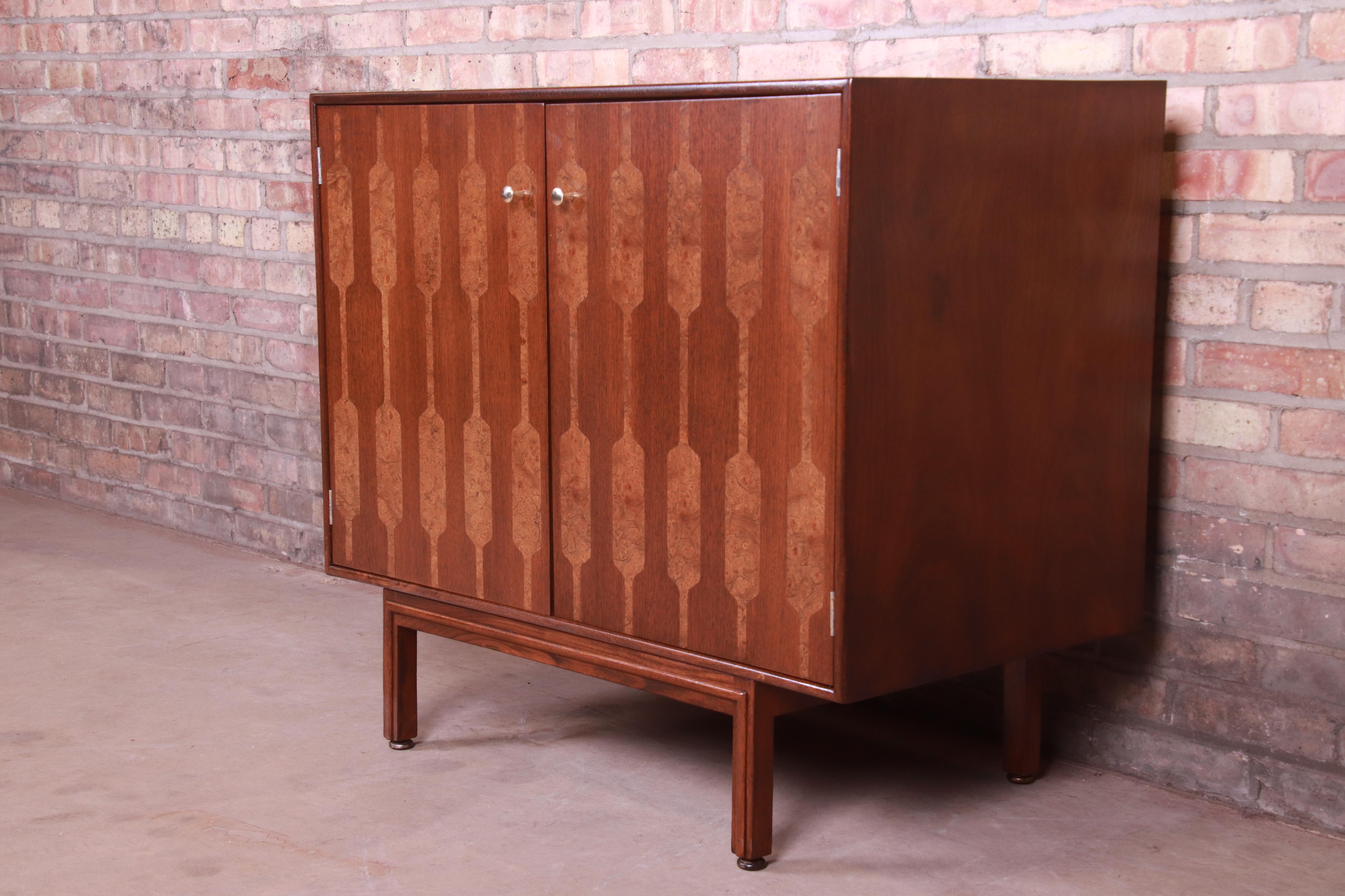 An exceptional Mid-Century Modern bar cabinet or record cabinet

By Romweber

USA, 1950s

Walnut, with inlaid olive ash burl wood and original brass hardware.

Measures: 35.5