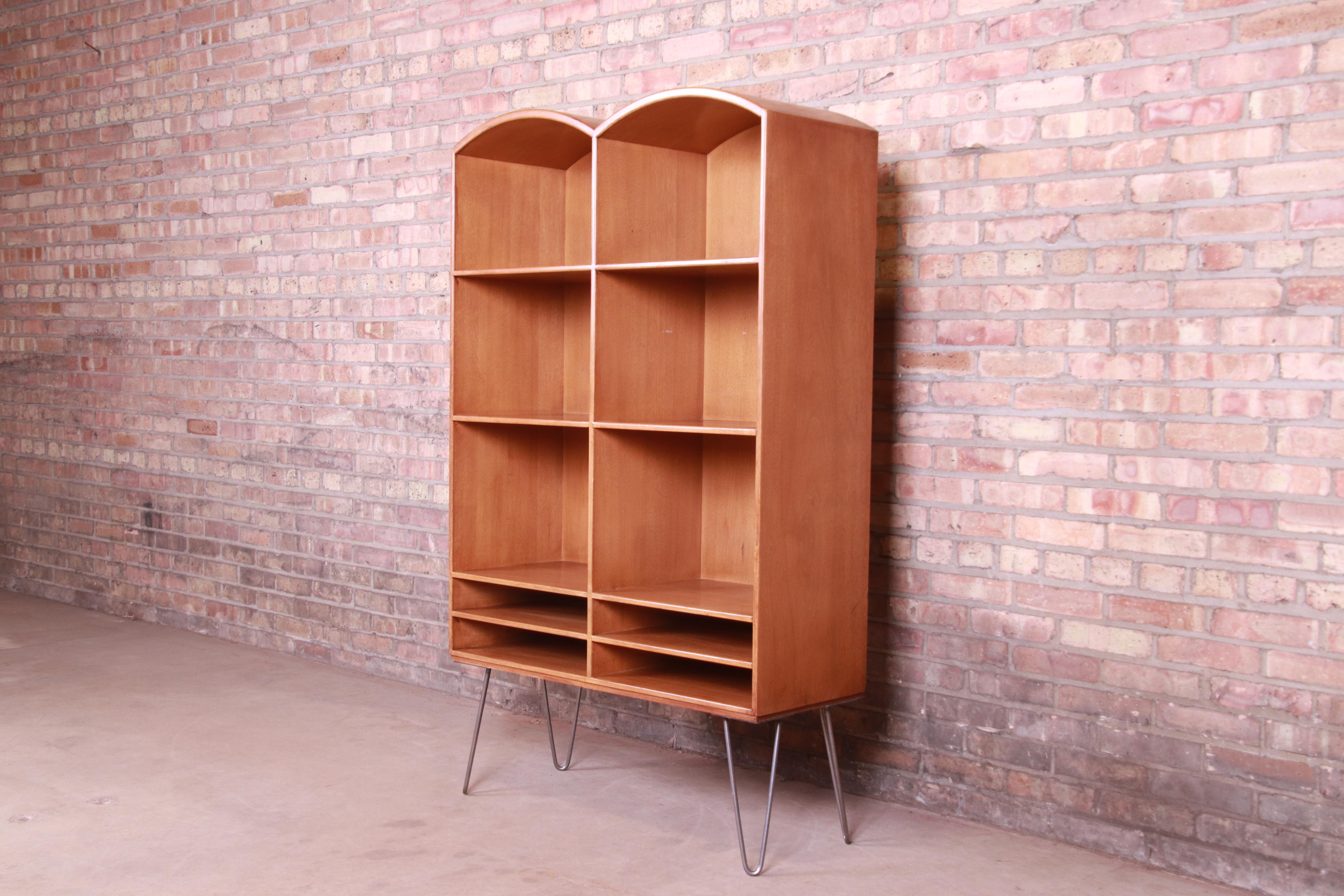 A gorgeous Mid-Century Modern bookcase

By Romweber

USA, circa 1950s

Walnut, with steel hairpin legs.

Measures: 35.63