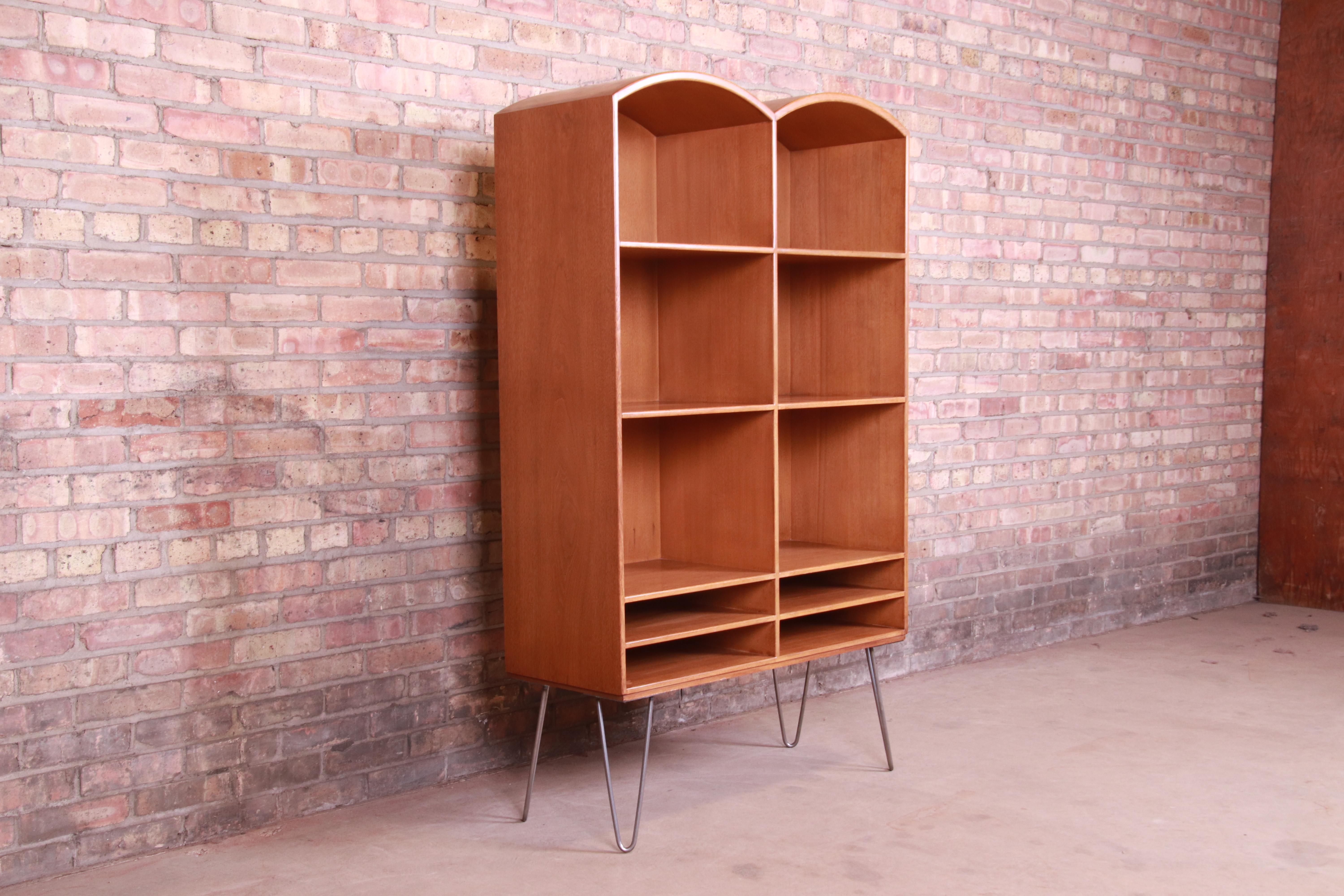 Romweber Mid-Century Modern Walnut Bookcase on Hairpin Legs, circa 1950s In Good Condition In South Bend, IN
