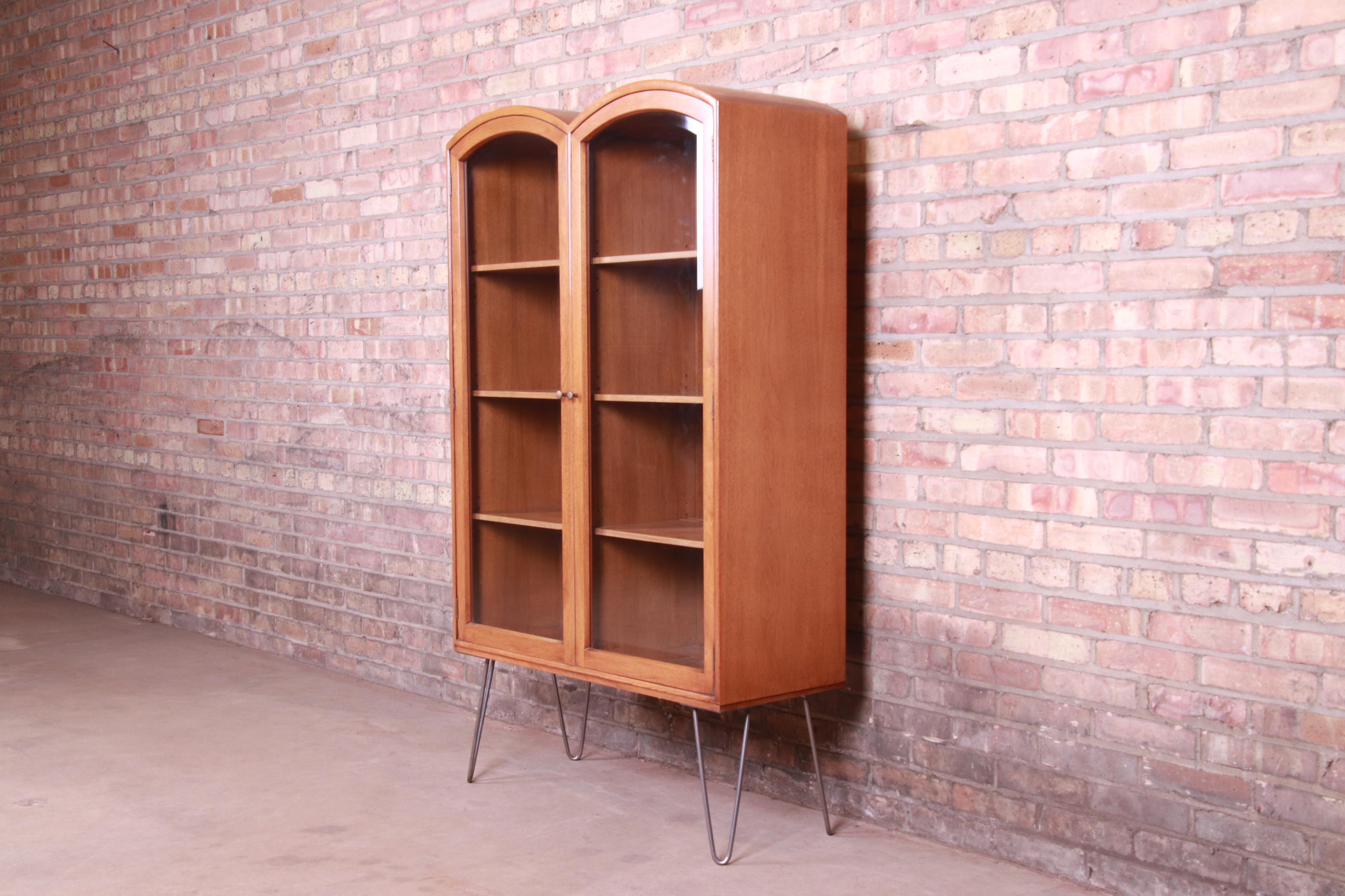 Romweber Mid-Century Modern Walnut Glass Front Bookcase on Hairpin Legs In Good Condition In South Bend, IN